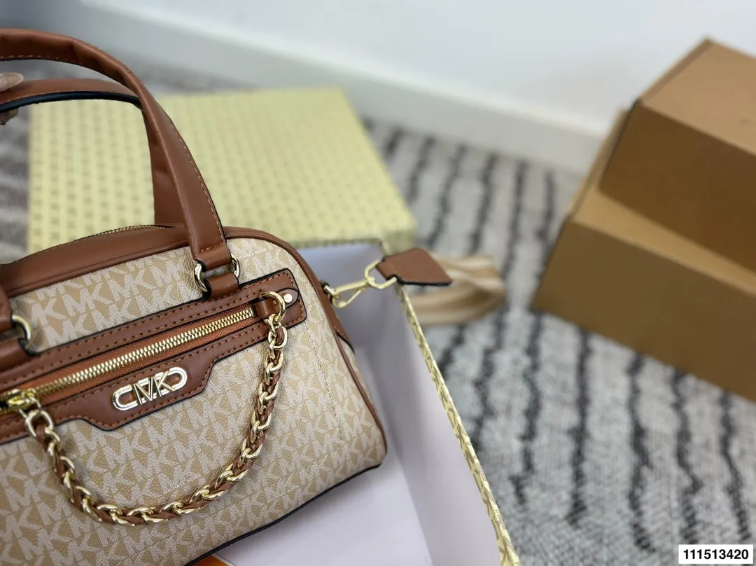 p160 配盒子 MK贝壳包 材质耐造耐磨 设计简约 包身轻便 日常造不心疼 上身酷！时髦！ 尺寸26 18