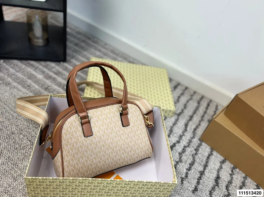 p160 配盒子 MK贝壳包 材质耐造耐磨 设计简约 包身轻便 日常造不心疼 上身酷！时髦！ 尺寸26 18