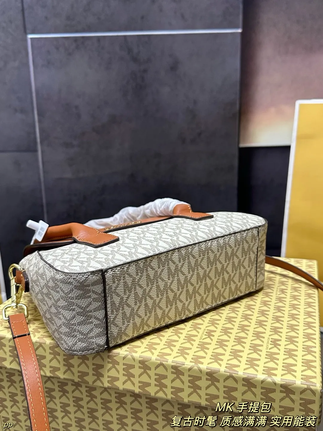 P135 配盒 MK 新款手提包 全新设计的可调节式肩带，大大的增加了使用的便利性！尺寸可容纳随身物品！容量不容小觑，很能装！ 尺寸：23*17CM
