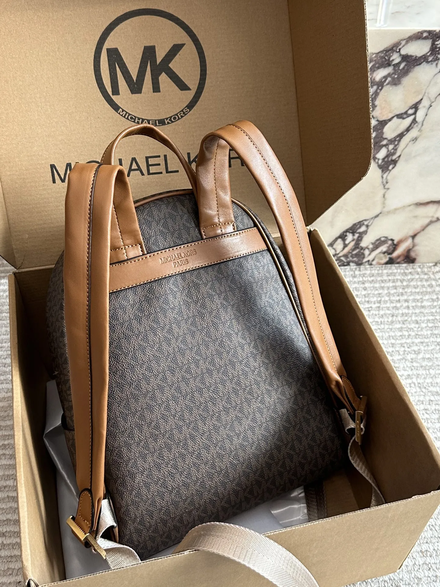 p190 配盒 MK复古双肩包JAYCEE系列中号 MK中号新款双肩包这个配色永远都是很受欢迎兴MichaelkorsMK新出的复古双肩包JAYCEE系列非常可尺寸约:24&times;10&times;30