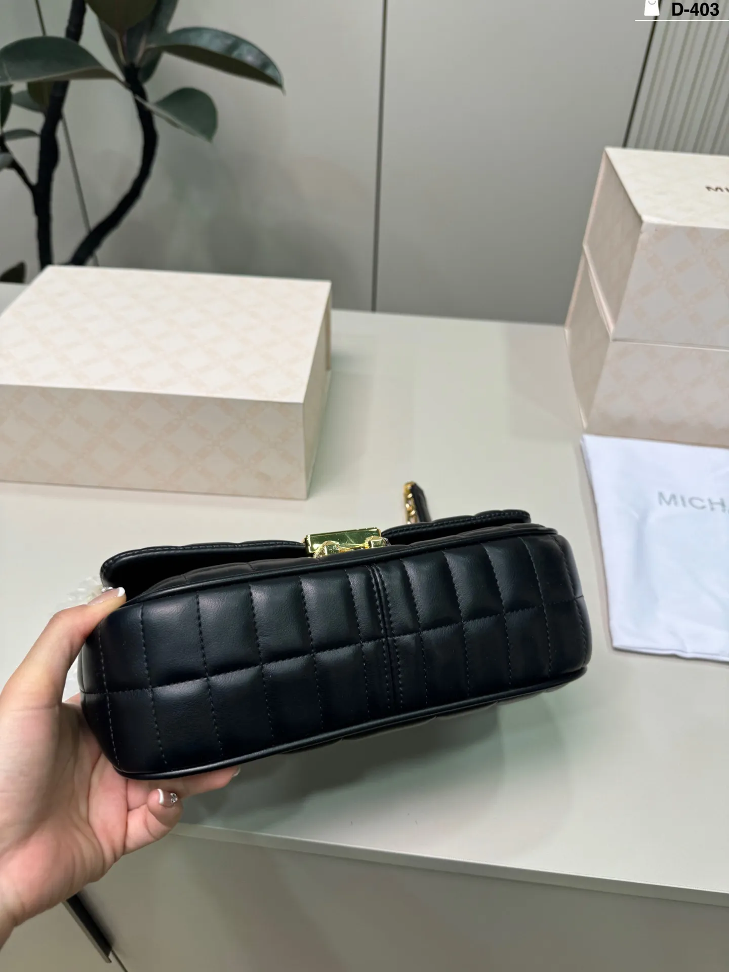 💰p135 D-403尺寸25×15折叠盒 MK Tribeca链条包 透出饱满细腻的质感在秋冬搭配率很高 搭大衣或连衣裙都质感又有品味~