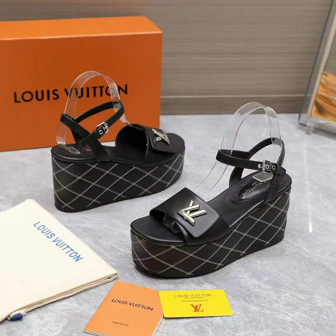 🔥🔥🔥顶级版本260💰💰 💯💯💯Lv最新恨天高 坡跟水台凉鞋 ⚡️2025夏季最新款Louis Vuitton/路易威登女款LV字母高跟凉鞋,此款V家凉鞋背面的Shake开放式臀部设计由进口小牛皮制成,大胆设计的色彩呈现,完美提升其现代线条,以其标志性的V行宽跟和带有品牌字母的精致细节而著称,灵感来自Twist包的标志性开舍,永恒的路易威登签名优雅 2025夏季女神们的夏季必备款, 原版复刻,脚感超舒适。尽显女王气质 鞋面:进口小牛软皮+LV字母装饰, 内里:进口羊皮 垫脚:进口羊皮垫脚, 大底:原版开模TPR大底 跟高:9CM 标准码:35-42(41 42码订做 不退不换) 配原版抽屉盒