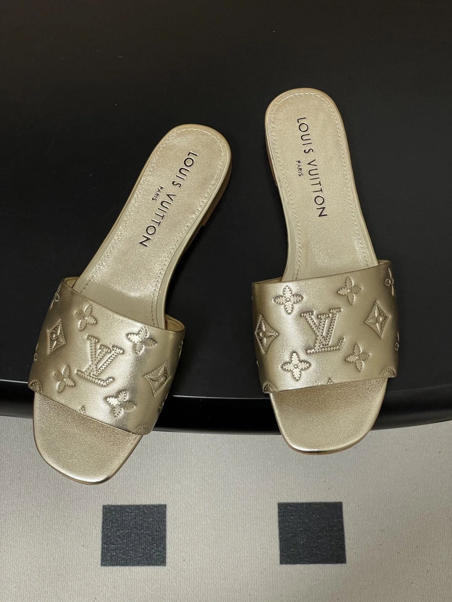 p260- 26Ss春夏新款Louis vuiteeon 路易威登LV 6AM凉拖鞋小猫跟拖鞋字母压印一字带平底拖鞋 本款6AM凉拖取材粒面牛皮革,以饰压印筑LV字母和Monogram花卉,令宽幅鞋面闪烁金属莹泽。妩媚小猫跟和柔软皮革外底完善整体。 鞋面:牛皮 内里垫脚:羊皮 鞋底:意大利真皮大底 跟高:平底/5.5cm 码数:35-39(40.41.42定做不退换)