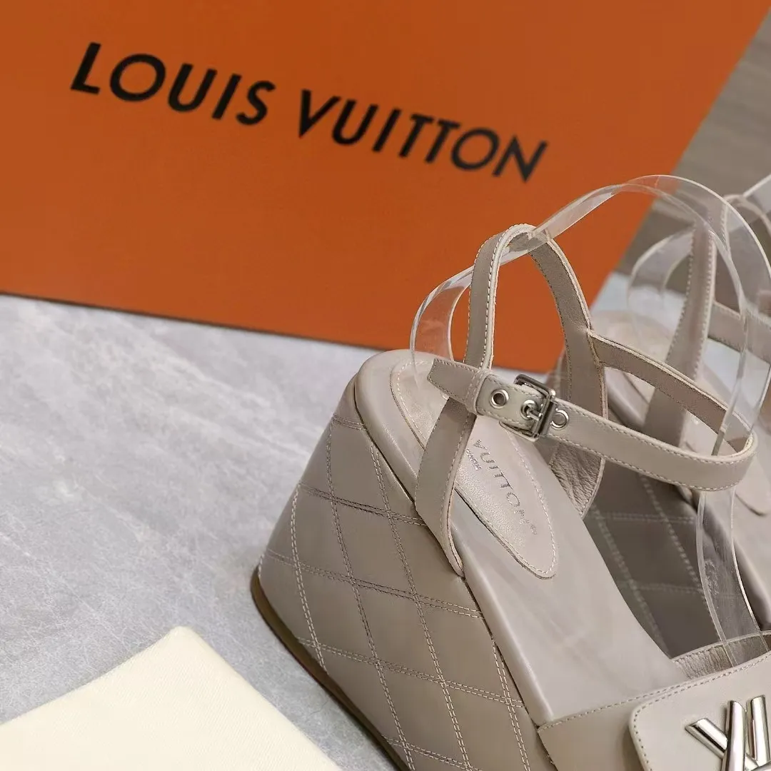 🔥🔥🔥顶级版本260💰💰 💯💯💯Lv最新恨天高 坡跟水台凉鞋 ⚡️2025夏季最新款Louis Vuitton/路易威登女款LV字母高跟凉鞋,此款V家凉鞋背面的Shake开放式臀部设计由进口小牛皮制成,大胆设计的色彩呈现,完美提升其现代线条,以其标志性的V行宽跟和带有品牌字母的精致细节而著称,灵感来自Twist包的标志性开舍,永恒的路易威登签名优雅 2025夏季女神们的夏季必备款, 原版复刻,脚感超舒适。尽显女王气质 鞋面:进口小牛软皮+LV字母装饰, 内里:进口羊皮 垫脚:进口羊皮垫脚, 大底:原版开模TPR大底 跟高:9CM 标准码:35-42(41 42码订做 不退不换) 配原版抽屉盒