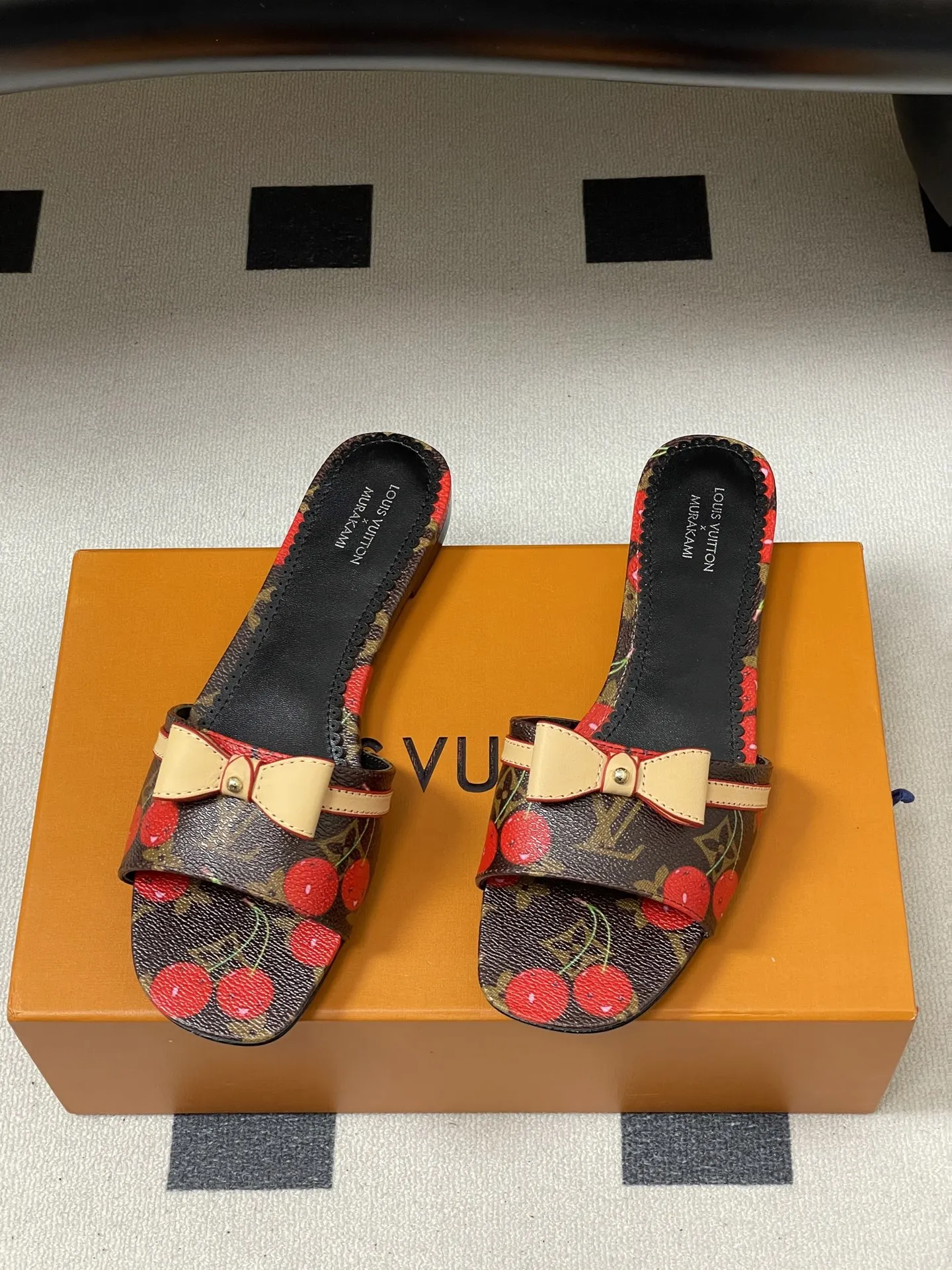 p260- 25Ss春夏新款Louis vuiteeon 路易威登 &times; 村上隆第三章🍒樱桃系列 LV X TM 9AM凉拖鞋老花樱桃🍒小猫跟拖鞋 小红书爆款小猫跟经典老花蝴蝶结拖鞋 路易威登&times;村上隆白彩联名全幅Monogram图案浸染彩虹色调，娓娓道出日本艺术家村上隆的标志性笔触。便鞋构型融入优雅小猫跟，饰钉牛皮革带再添摩登风范。 鞋面：3D打印牛皮 内里垫脚：羊皮 鞋底：意大利真皮大底 码数：35-39（40.41.42定做不退换）