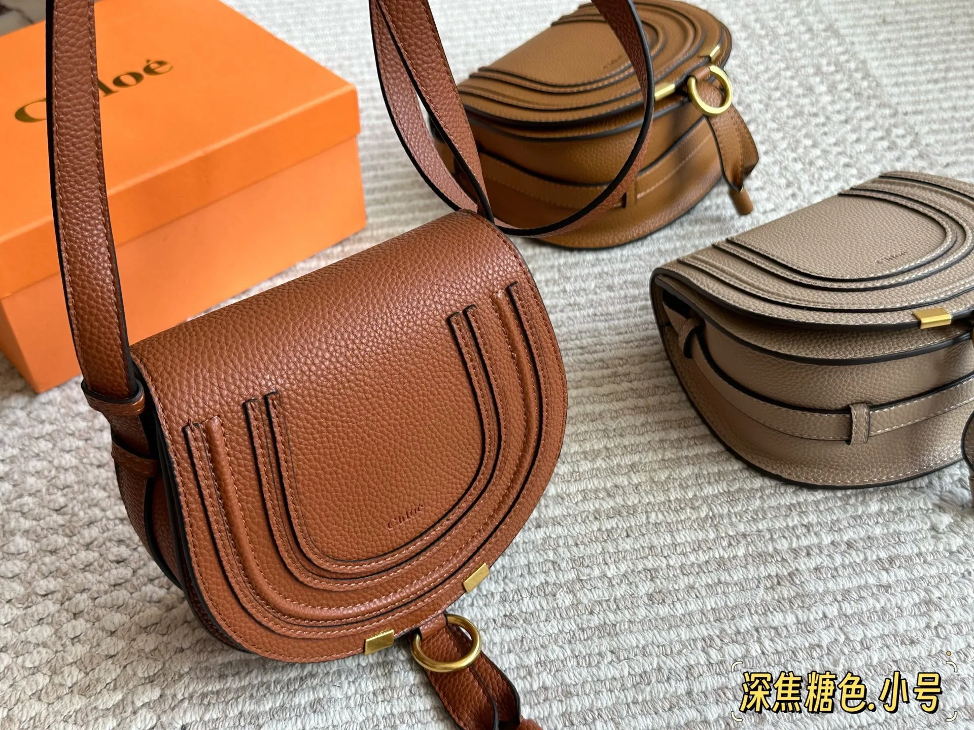 💰145 配盒 size:18*16cm Chloé 经典IT bag Marcie 经典马鞍廓形,全粒面柔软皮革! 实用且轻便,靓丽闪亮登场!