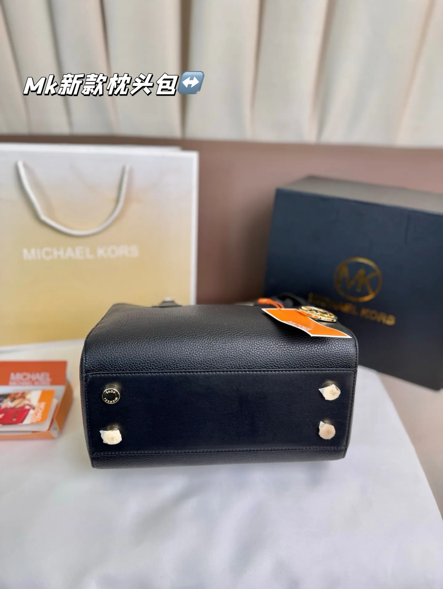 P165 Mk新款 Mercer 枕头包，官网同步 ，很可爱的一款包 手提斜挎多用款 尽显优雅品味。尺寸25*18