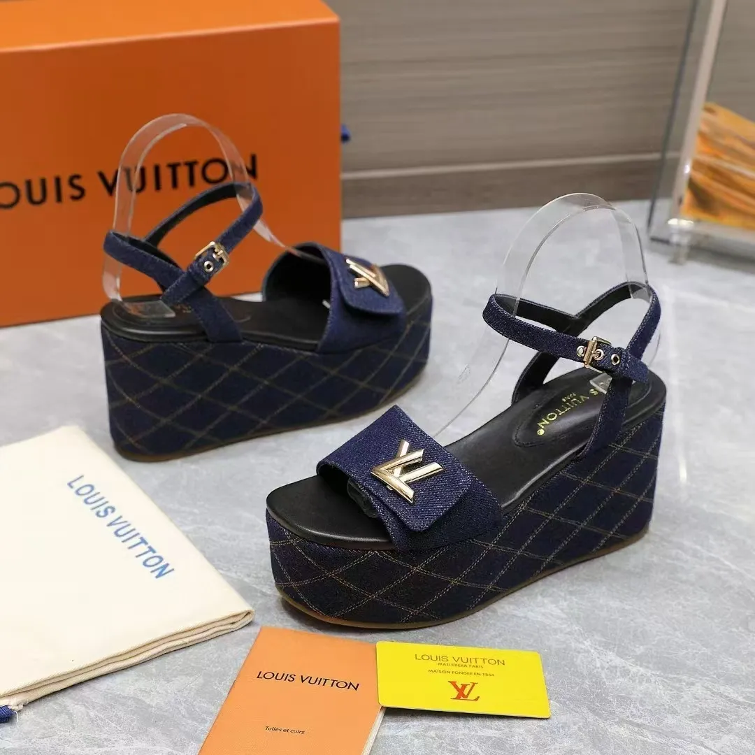 🔥🔥🔥顶级版本260💰💰 💯💯💯Lv最新恨天高 坡跟水台凉鞋 ⚡️2025夏季最新款Louis Vuitton/路易威登女款LV字母高跟凉鞋，此款V家凉鞋背面的Shake开放式臀部设计由进口小牛皮制成，大胆设计的色彩呈现，完美提升其现代线条，以其标志性的V行宽跟和带有品牌字母的精致细节而著称，灵感来自Twist包的标志性开舍，永恒的路易威登签名优雅 2025夏季女神们的夏季必备款， 原版复刻，脚感超舒适。尽显女王气质 鞋面：进口小牛软皮+LV字母装饰， 内里：进口羊皮 垫脚：进口羊皮垫脚， 大底：原版开模TPR大底 跟高：9CM 标准码：35-42(41 42码订做 不退不换) 配原版抽屉盒