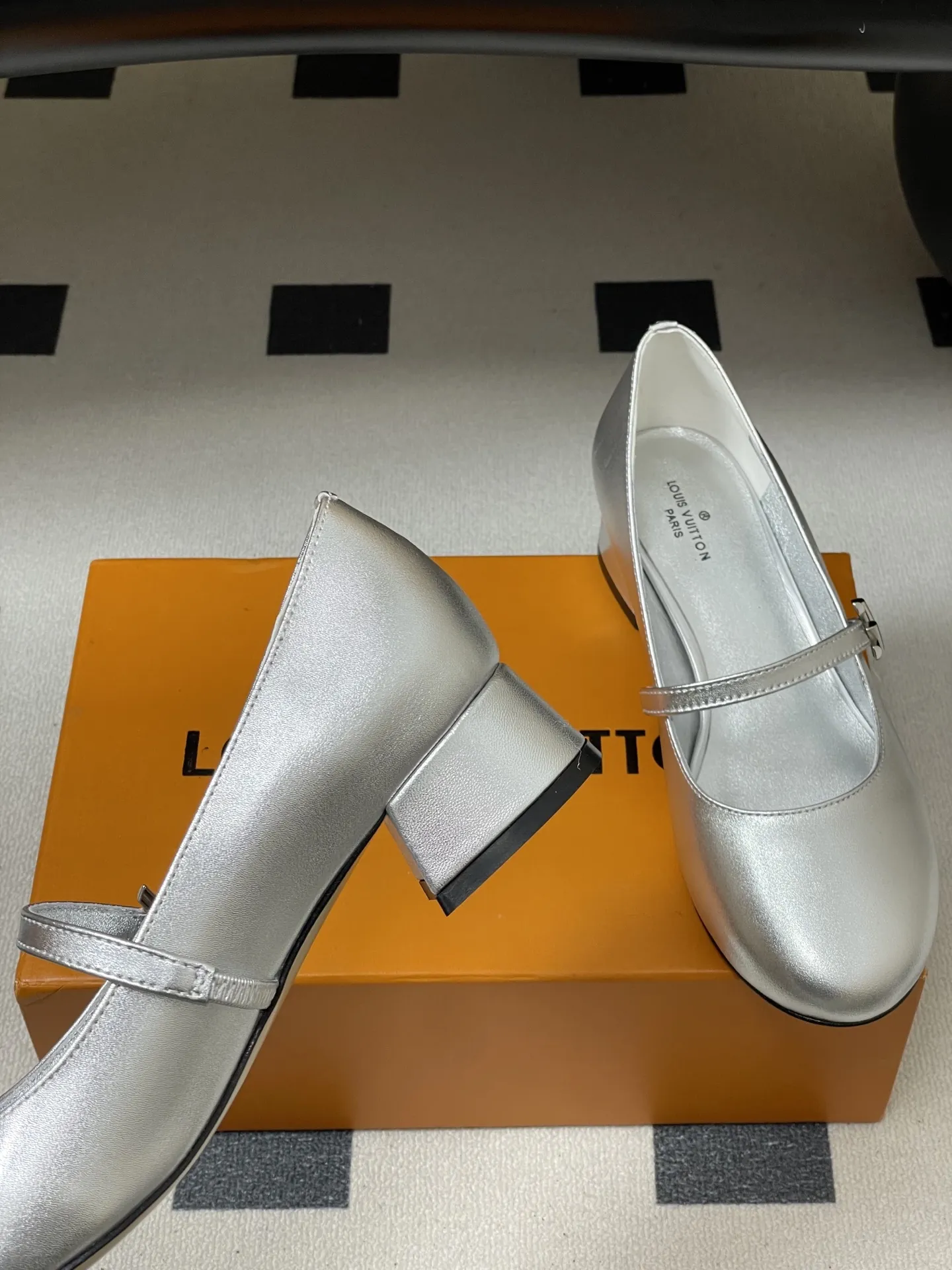 p290- 26ss春夏新款Louis Vuitton LV ROMY高跟鞋系列最 小矮跟后空凉鞋 经典五金金属V扣玛丽珍鞋后空粗跟凉鞋字母标单鞋 本款Romy 高跟鞋取材真皮革,呈现柔软质感和利落外观。圆润鞋头流露柔美气息,弹力后带方便穿脱。皮革包覆平稳方跟和纤细鞋带,后者点缀LV Twist装饰。 可爱的圆头造型搭配LV标志-精致又好看,粗跟脚感特别的好穿舒适。经典百搭单品! 原版开模V型金属跟! 鞋面:小牛皮 内里垫脚:羊皮 鞋底:意大利A级真皮大底 跟高:3.5cm 码数:35-39(40.41定做不退换)