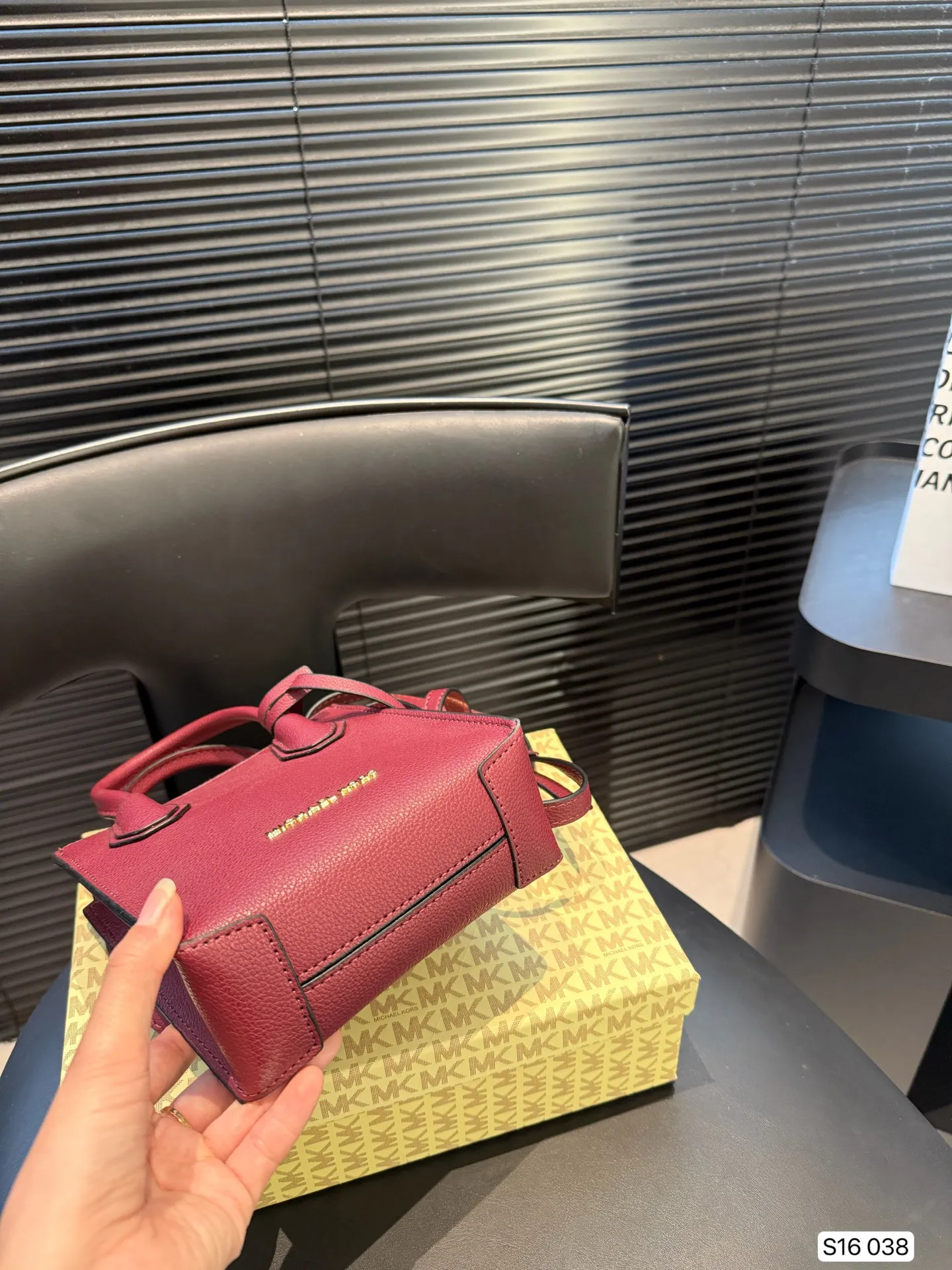 P130 配盒子 MK Mercer mini琴谱包 温柔百搭的颜色,很精致,超级可爱,适合小女生背~包包看起来很小但是容量刚好够用,女生出去逛街补妆的化妆品、钥匙手机都可以放进去。 尺寸:15 17 货号038