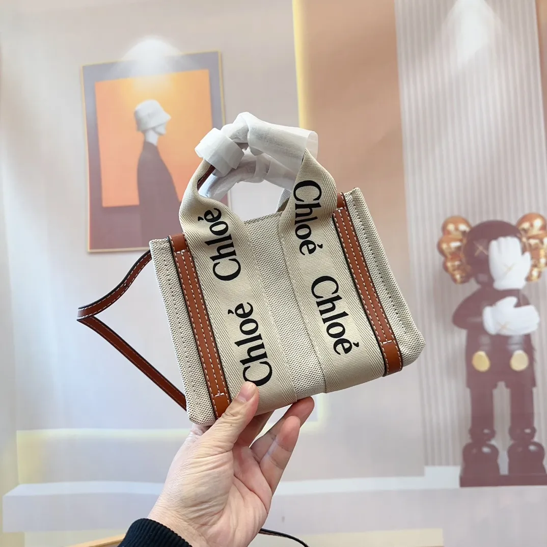 P100 Chloe 克洛伊woody 迷你 mini 美拉德配色 #草编包 mini 以更为精巧的外型轮廓抢占目光可爱的设计沿袭以往手袋的经典样貌与细节 mini唯一改变的就是更娇小玲珑 但最棒的是容量方面 一样无须妥协 手机车钥匙气垫等小物品都可放手提斜挎都OK 尺寸20.15cmch