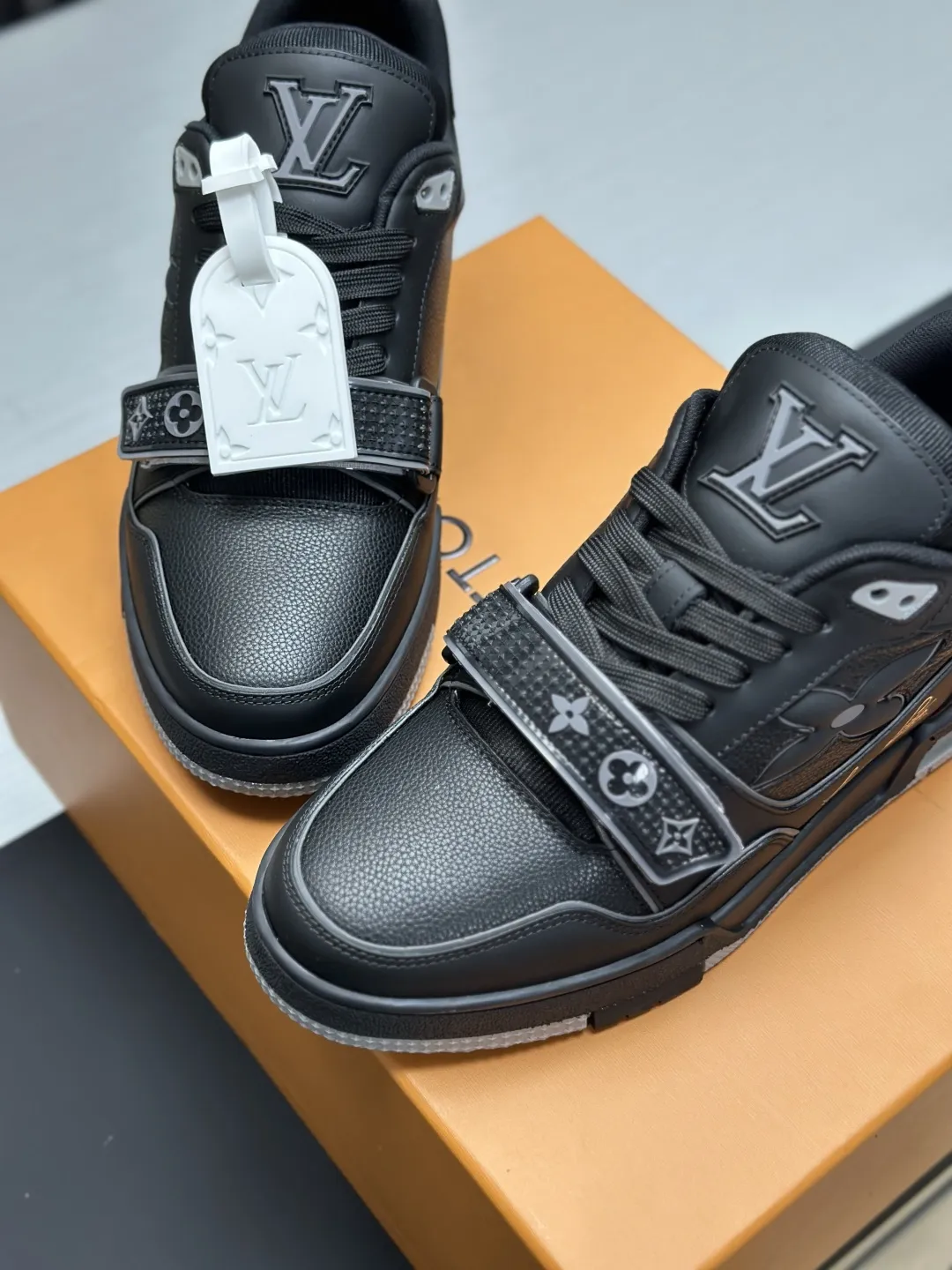 工厂直销¥300💰顶级版本 LV-路易威登-经典走秀新款 空胶工艺·原版1:1开发复刻!!上脚非常舒适 奢侈用料,做工精细,中底印有欧洲制造英文字母 鞋面由意大利进口小牛皮拼接,侧边饰有品牌LOGO标志及签名,最新乳胶垫脚➕网布内里,脚感超舒适。原厂特供原版双色TPU组合大底。套包工艺 固特异缝合锁边 面料:独家定制头层牛皮 配件:独家私模Vuitton 标识, 内里:定制丝滑网里-头层丝绸牛皮内里 大底:TPU组合大底耐磨防滑防黄 垫脚:新款乳胶垫-网纱吸汗 专柜工艺:全电脑针车拉线 鞋头 后套 冷热定型 全套拉帮套楦中低logo花纹 专柜包装 -鞋带 证书 卡片 说明书 合格证 防尘袋 全网最齐包装 女款35-40男款38-46(38/46订做不退换!