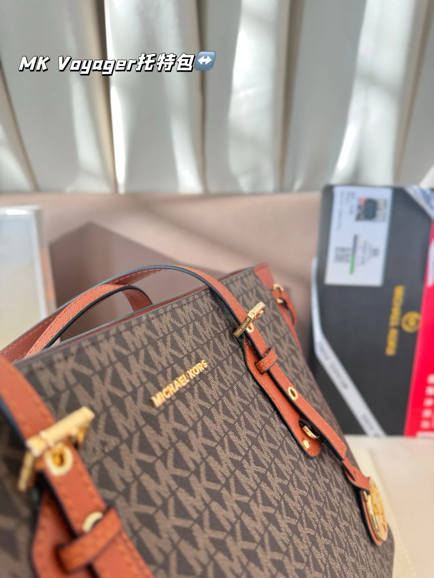 P165 配盒子 MK Voyager托特包 特别适合宝妈,或者日常通勤,巨能装。可以放下平板,平板电脑,短途旅行可以直接放几套衣服啥的,比较实用。尺寸:32*5*25