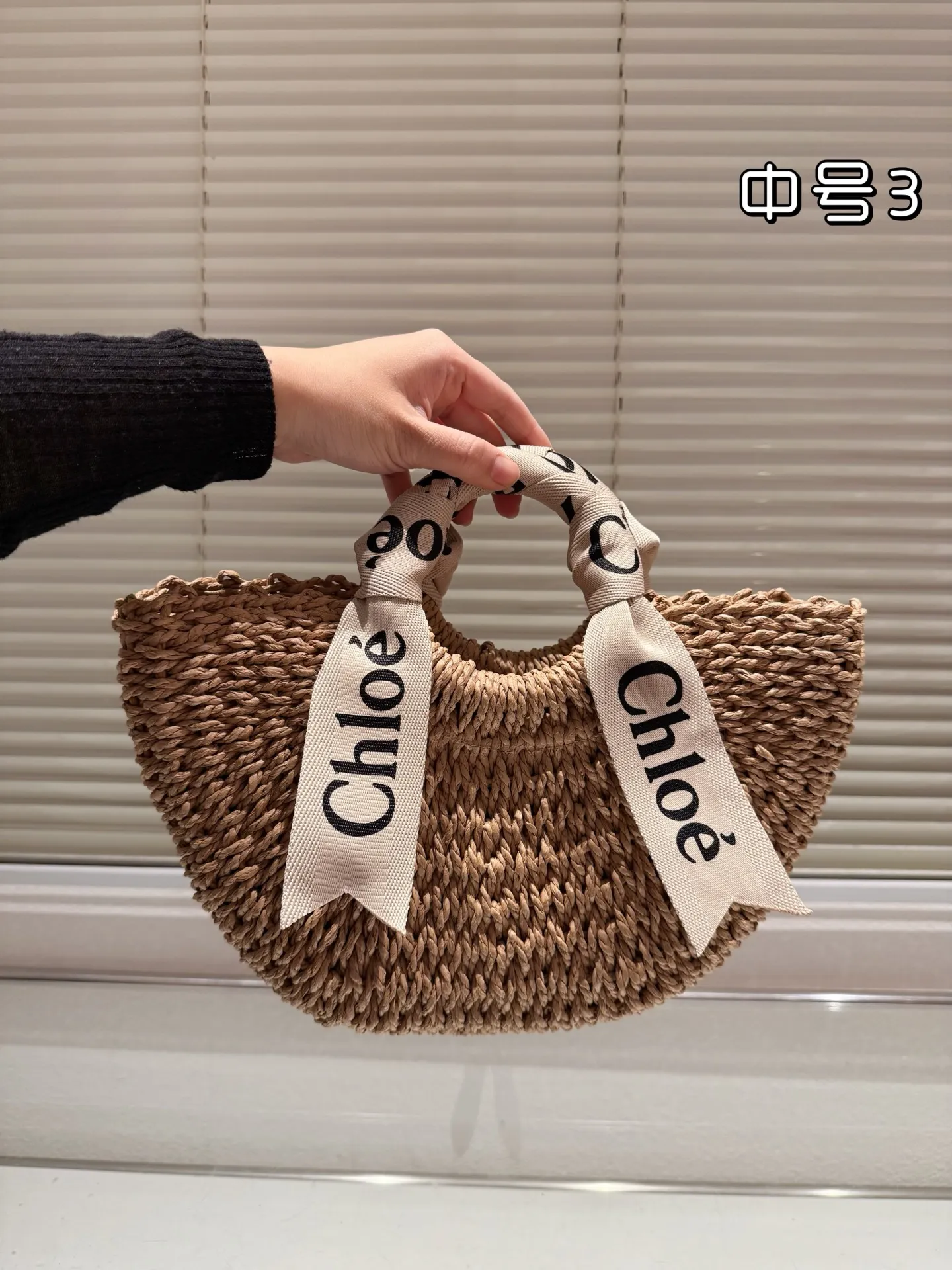 P100 P95 P90 chloe这个新款草编包菜篮子 印logo的手提袋和皮肩带还有草编的组合真的好清爽炒适合海边,是属于夏天的包没错啦而且到目前为止没有跟任何人撞过包国 容量很大,还有一些女孩子补妆的东西,实用满分了,被路人夸好看是对它最大的赞美吧 夏天的样子 背起来吧 姐妹们 尺寸 大号42.27 中号34.20 小号23.18