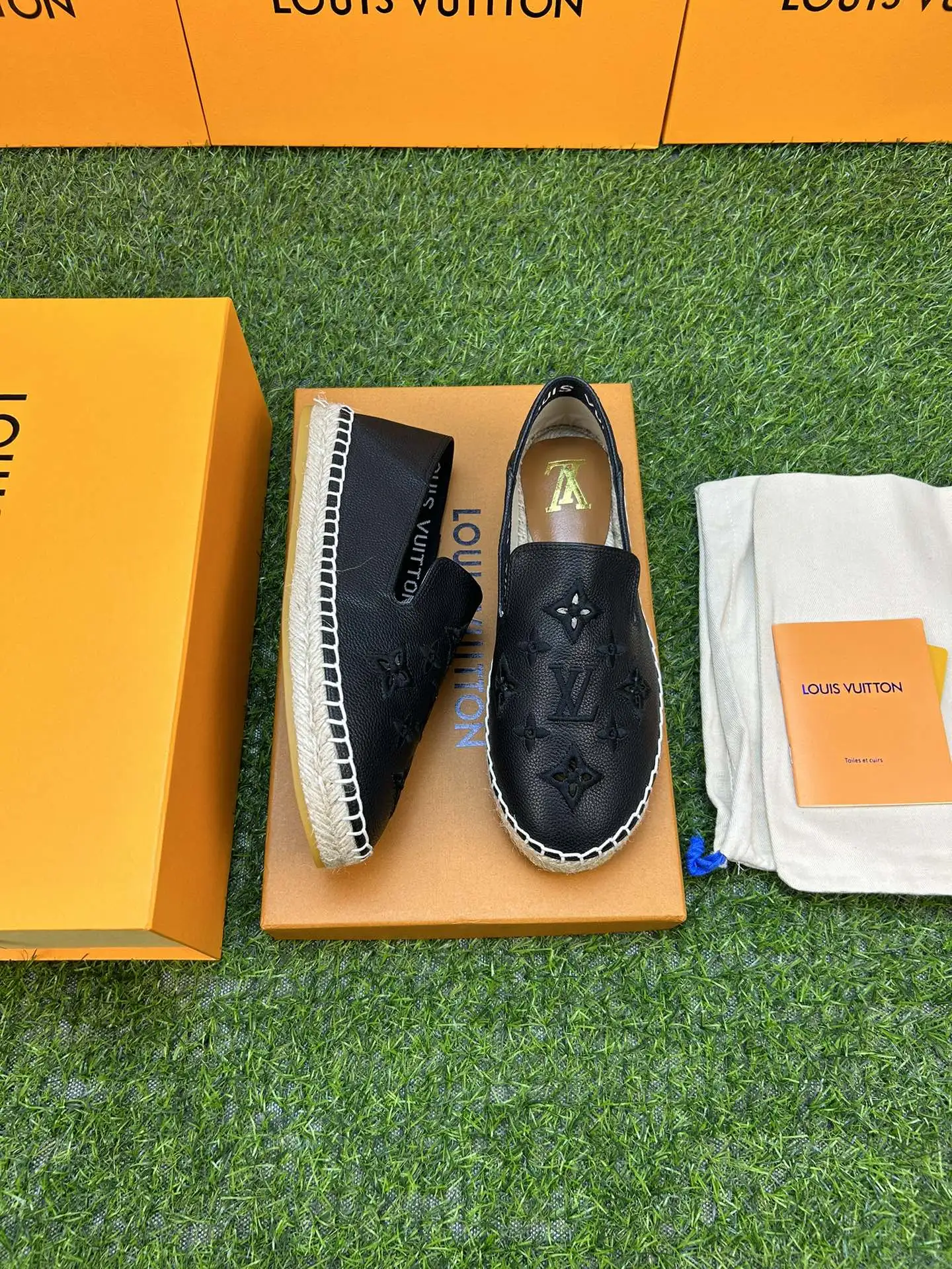 p220💰新品 LV/路易威登23ss春夏新款 、男女同款情侣渔夫鞋 、牛仔布字母渔夫鞋系列， 爆款单鞋，上脚很美。 购入正品原版build。 ⚡️正品级⚡️顶级货版本！ 正品编号：050M 【材质】 1️⃣鞋面采用进口顶级牛仔布鞋面、十分舒适！ 2️⃣水染羊皮内里和垫脚、闪耀夺目、脚感好到爆！ 3⃣️原厂透明橡胶大底。 4️⃣颜色：白色、深蓝。 5️⃣男款：38-45码。 6️⃣女款：34-42码。