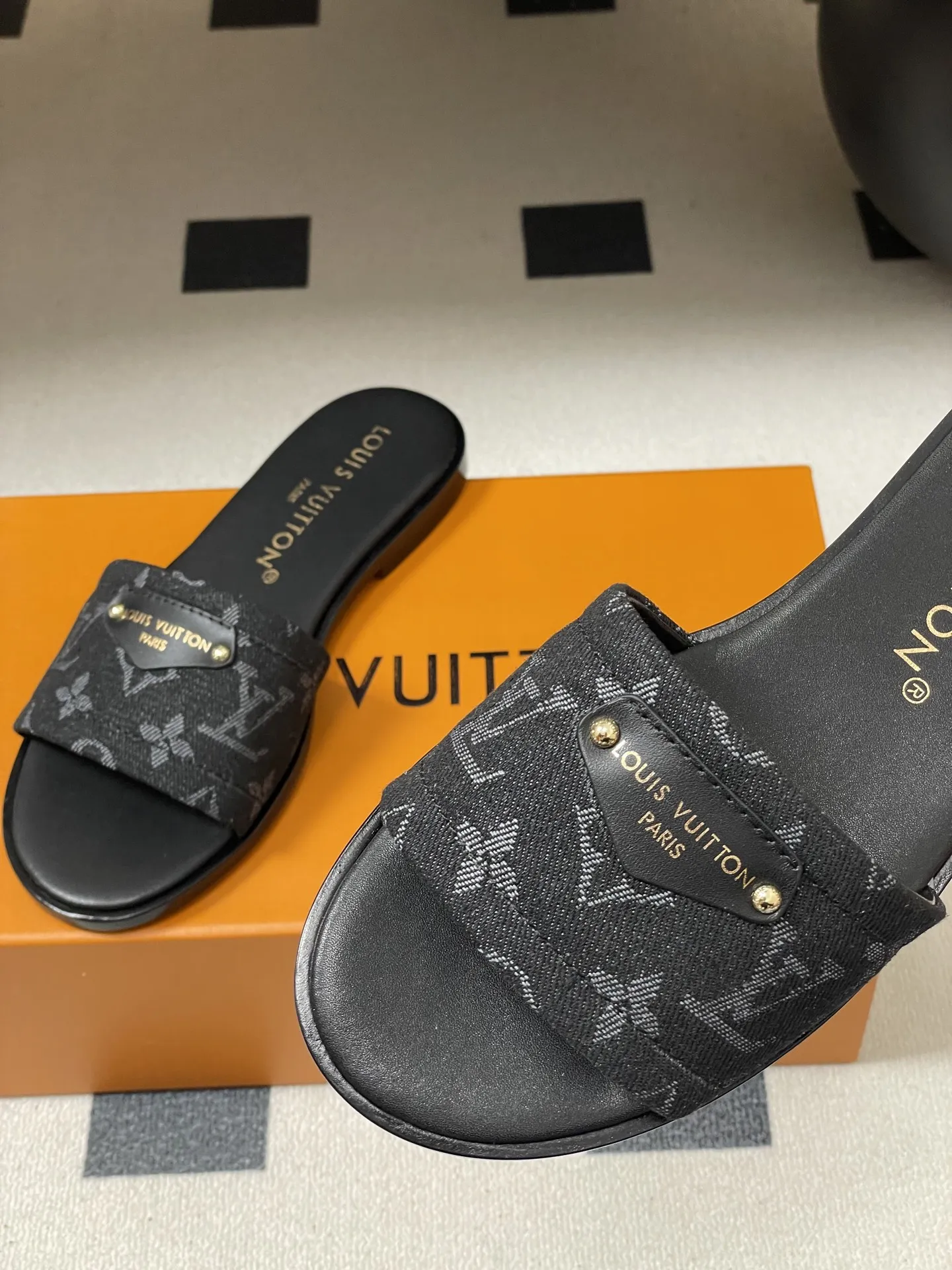 p260- 25ss夏季新款 LOUIS VUITTON 路易威登 Lv Lily丹宁牛仔老花布平底一字带凉拖鞋 Lily 平底凉拖以标志性Monogram丹宁布构筑闲雅设计,为宽幅鞋面融入路易威登标识压纹皮革标签和耀目饰钉,与皮具系列异曲同工。嵌入橡胶的柔软皮革外底升级舒适体验。 鞋面:定制丹宁老花布 内里垫脚:羊皮 鞋底:意大利加厚真皮大底 码数:35-41(40.41定做不退换)