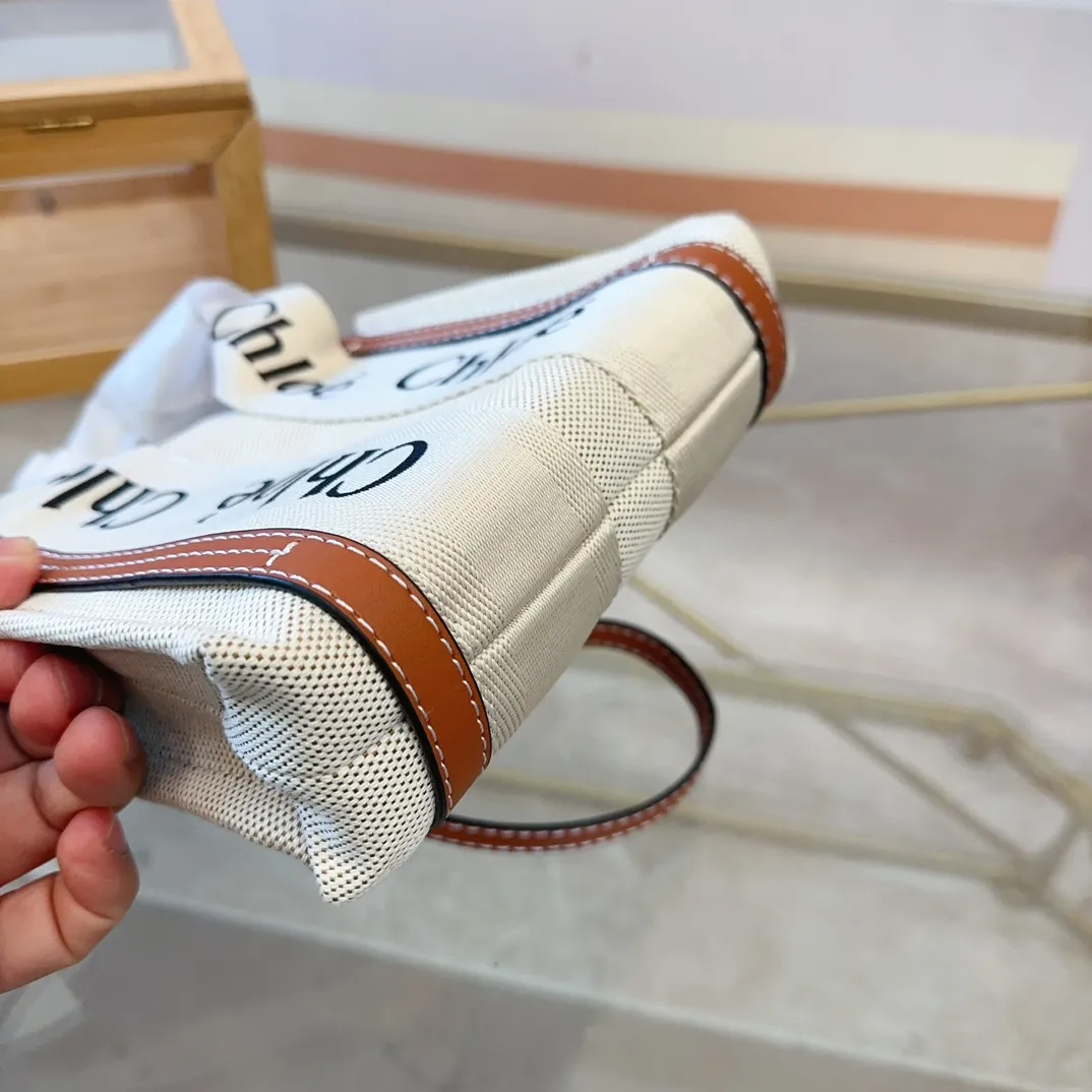 P100 Chloe 克洛伊woody 迷你 mini 美拉德配色 #草编包 mini 以更为精巧的外型轮廓抢占目光可爱的设计沿袭以往手袋的经典样貌与细节 mini唯一改变的就是更娇小玲珑 但最棒的是容量方面 一样无须妥协 手机车钥匙气垫等小物品都可放手提斜挎都OK 尺寸20.15cmch