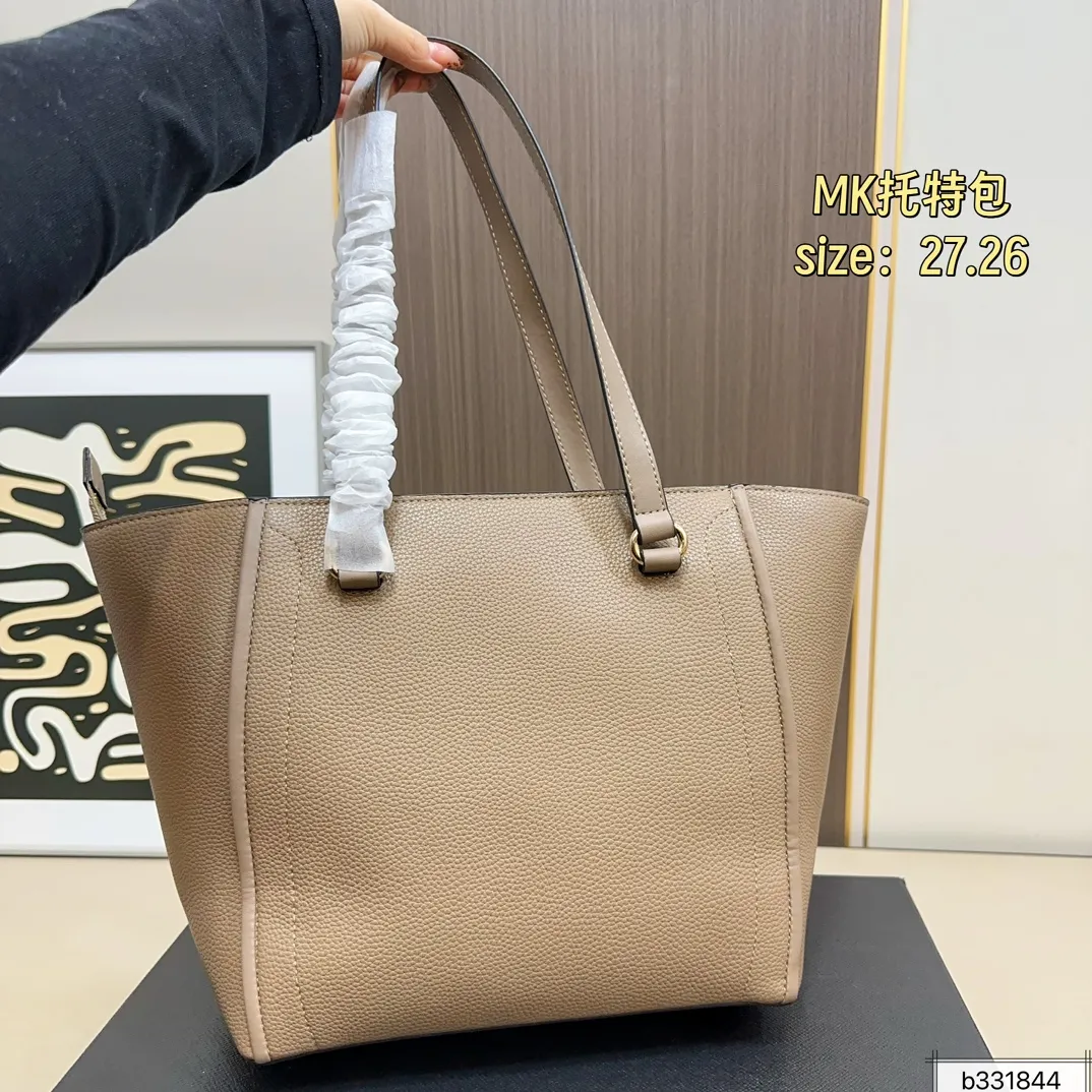 💰160 配盒⚠️尺寸27.26 MK tote托特包 很好打理还耐磨! 经典大方,显得整个人气质upup🔝 通勤or逛街 背它准没错 怎么搭 都好看,人称神仙包💃