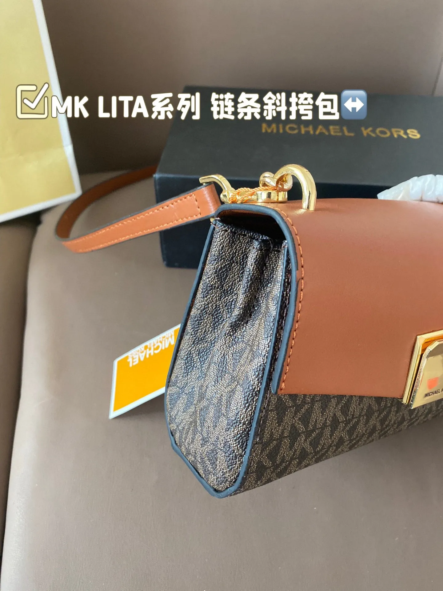 P145 配折叠盒子 MK LITA系列 链条斜挎包 MK LITA 系列迷你小包包~简直太好看了吧 这么多颜色总有一款适合你的 新款包型的设计,整体更加精致柔美 链条的设计,增添不少温柔魅力 关键包包容量真的太可了~ 尺寸:20*12