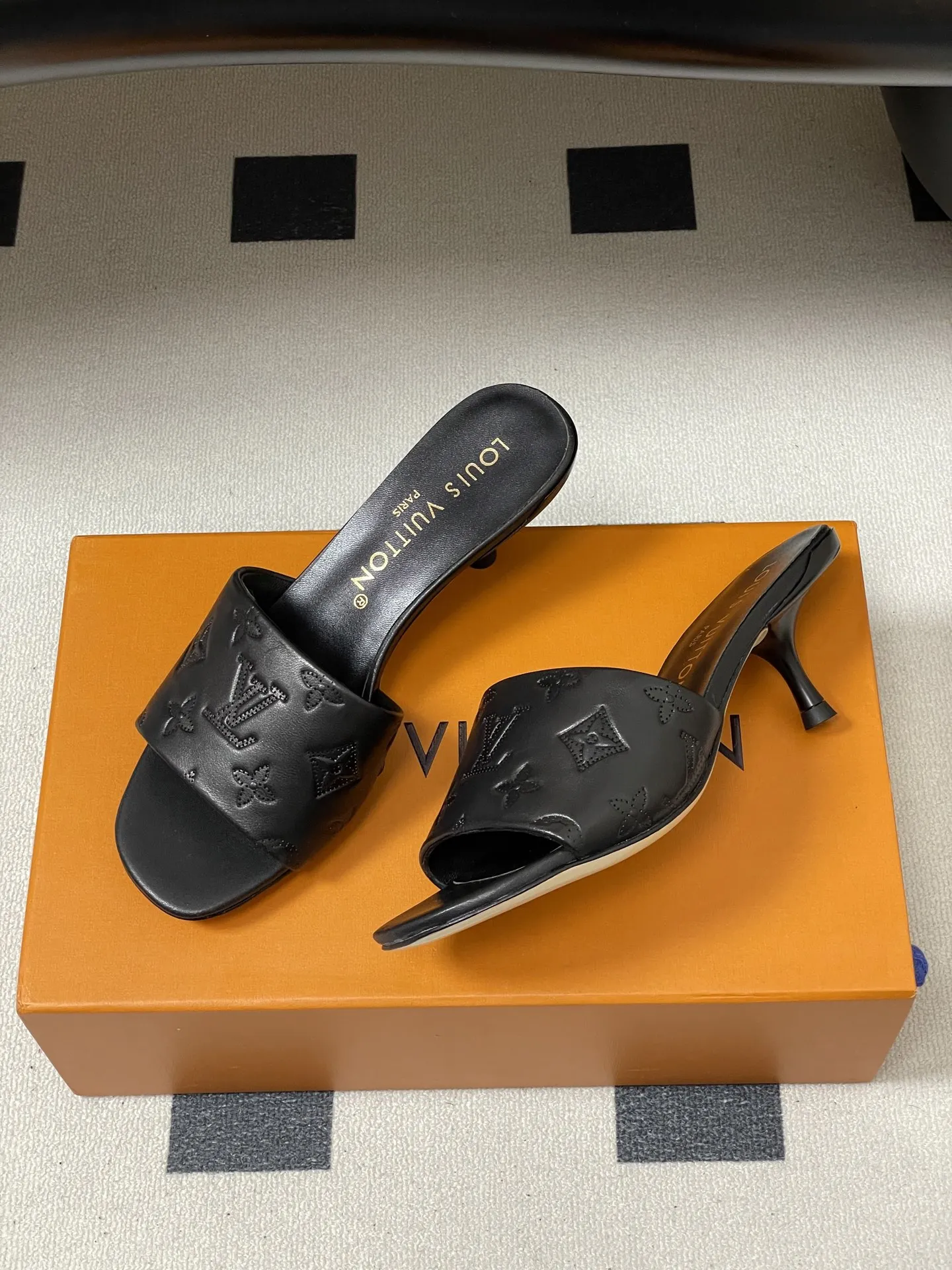 p260- 26Ss春夏新款Louis vuiteeon 路易威登LV 6AM凉拖鞋小猫跟拖鞋字母压印一字带平底拖鞋 本款6AM凉拖取材粒面牛皮革,以饰压印筑LV字母和Monogram花卉,令宽幅鞋面闪烁金属莹泽。妩媚小猫跟和柔软皮革外底完善整体。 鞋面:牛皮 内里垫脚:羊皮 鞋底:意大利真皮大底 跟高:平底/5.5cm 码数:35-39(40.41.42定做不退换)