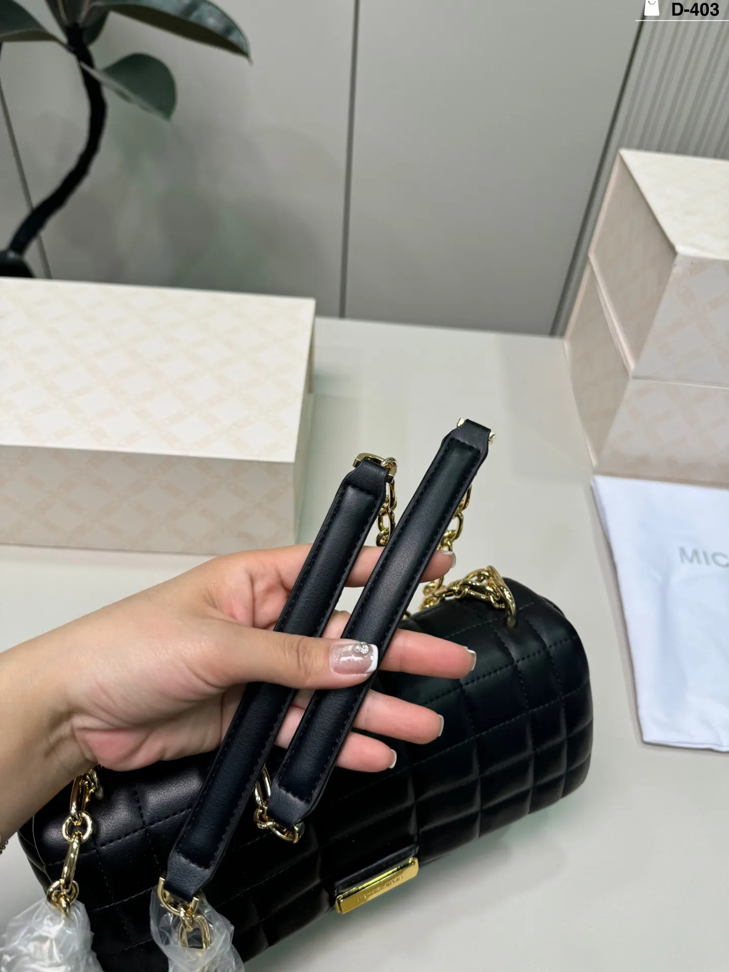 💰p135 D-403尺寸25&times;15折叠盒 MK Tribeca链条包 透出饱满细腻的质感在秋冬搭配率很高 搭大衣或连衣裙都质感又有品味~