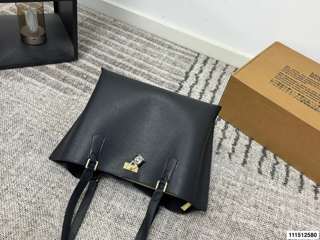 P170配盒⚠️尺寸34.25 MK 托特包 Mk应该算是轻奢品牌中质量最好的了,十分耐操,而且他家包包的设计一点也不会比大牌差,重点是还是咱家幂幂代言的哦。性价比极高,材质,设计都极好。低调的标志加上大气的外形设计,非常适合职场女性,低调又独立。