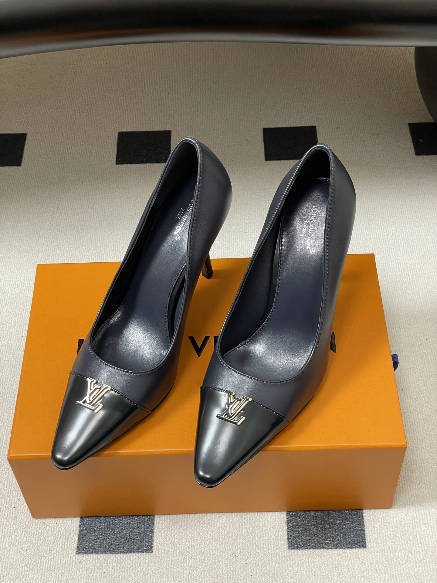 p290- 26ss春夏新款 LOUIS VUITTON 路易威登 LV 拼色高跟鞋系列经典字母V扣细跟浅口单鞋/平底芭蕾舞鞋 LV尖头单鞋,漆皮材质+经典Logo,简约优雅又超有辨识度!尖头设计拉长腿部线条,裸色百搭,通勤、职场、约会都能轻松驾驭。平底结构,舒适好走,长时间站立也不累。无论配西装裤还是连衣裙,都能轻松切换干练or温柔风格,是职场女生和时尚达人的必备单品! 鞋面:定制小牛皮 内里垫脚:羊皮 鞋底:意大利真皮大底(原版开模注塑前掌) 跟高:9.5cm/6cm/平底 码数:35-39(40.41定做不退换)