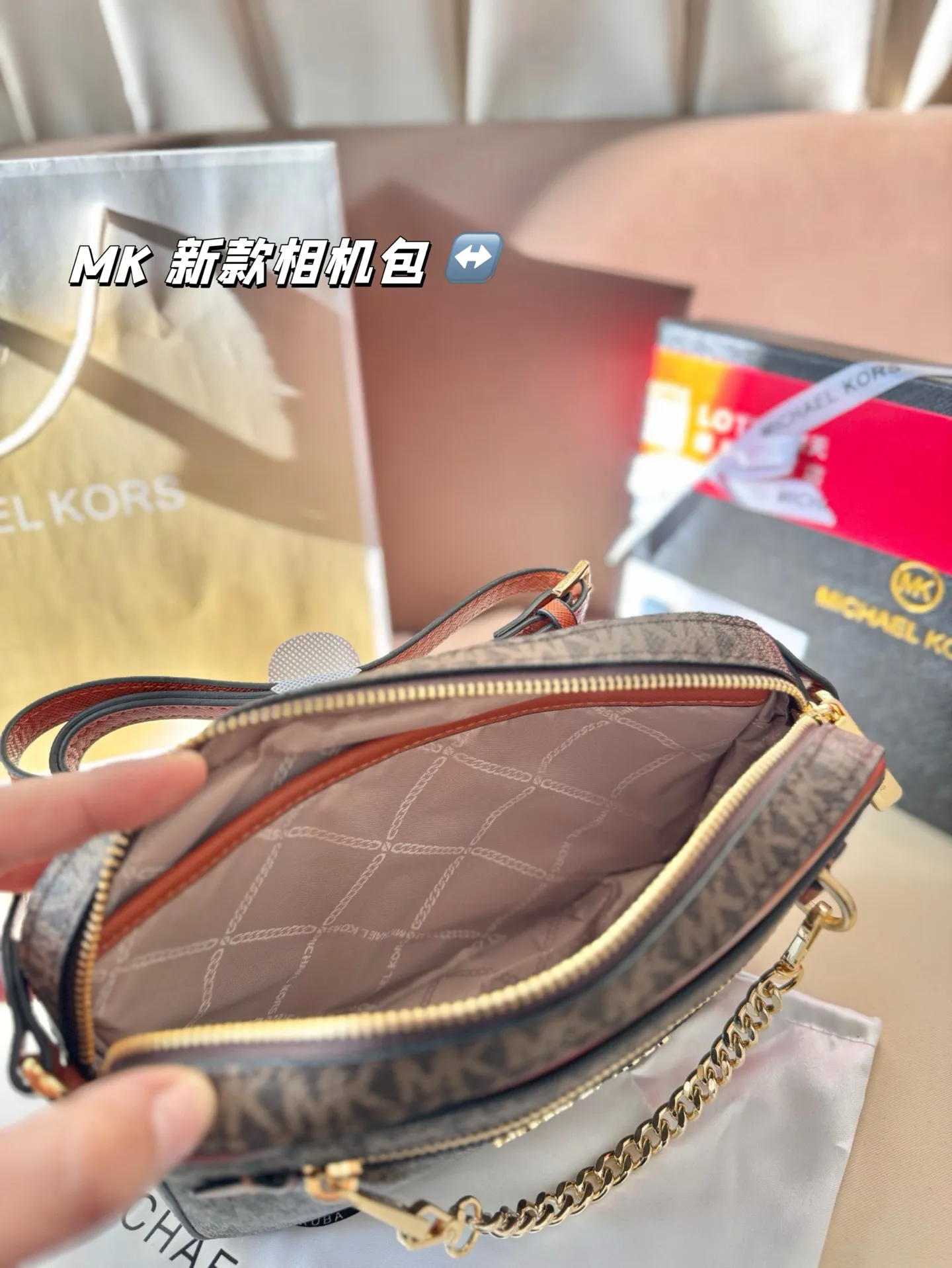 P130 配盒子 MK 新款相机包 专柜最新同歩 最新款 新鲜出炉啦‼️简直是美到人心啦 原版五金logo 首选进口皮料 质感超赞😍😍所谓人人必备一款 这个款式必须自留 真的是让人眼前一亮 喜欢的美妞抓紧啦 实物简直太美 尺寸:24*17
