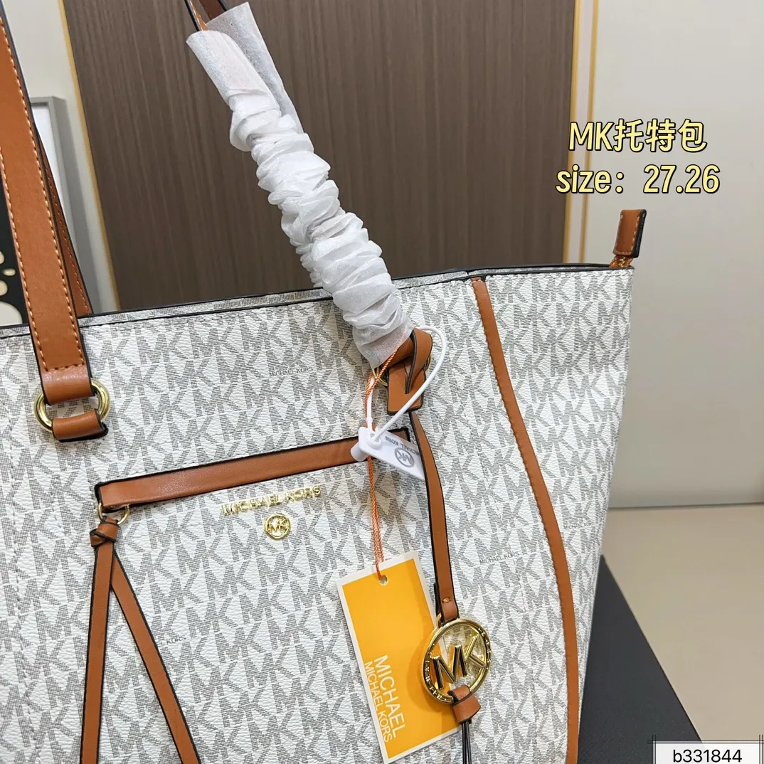 💰160 配盒⚠️尺寸27.26 MK tote托特包 很好打理还耐磨! 经典大方,显得整个人气质upup🔝 通勤or逛街 背它准没错 怎么搭 都好看,人称神仙包💃