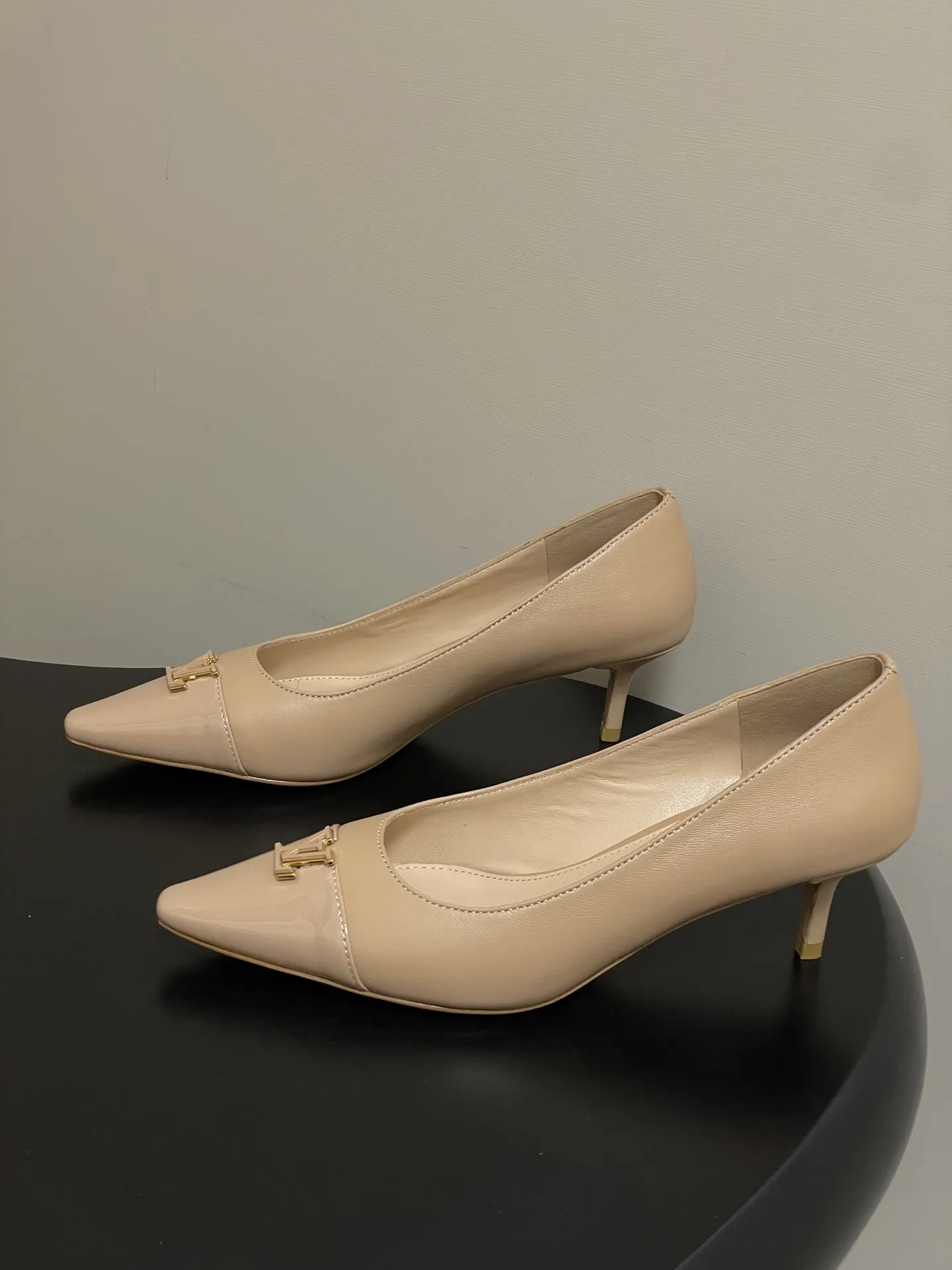 p290- 26ss春夏新款 LOUIS VUITTON 路易威登 LV 拼色高跟鞋系列经典字母V扣细跟浅口单鞋/平底芭蕾舞鞋 LV尖头单鞋,漆皮材质+经典Logo,简约优雅又超有辨识度!尖头设计拉长腿部线条,裸色百搭,通勤、职场、约会都能轻松驾驭。平底结构,舒适好走,长时间站立也不累。无论配西装裤还是连衣裙,都能轻松切换干练or温柔风格,是职场女生和时尚达人的必备单品! 鞋面:定制小牛皮 内里垫脚:羊皮 鞋底:意大利真皮大底(原版开模注塑前掌) 跟高:9.5cm/6cm/平底 码数:35-39(40.41定做不退换)