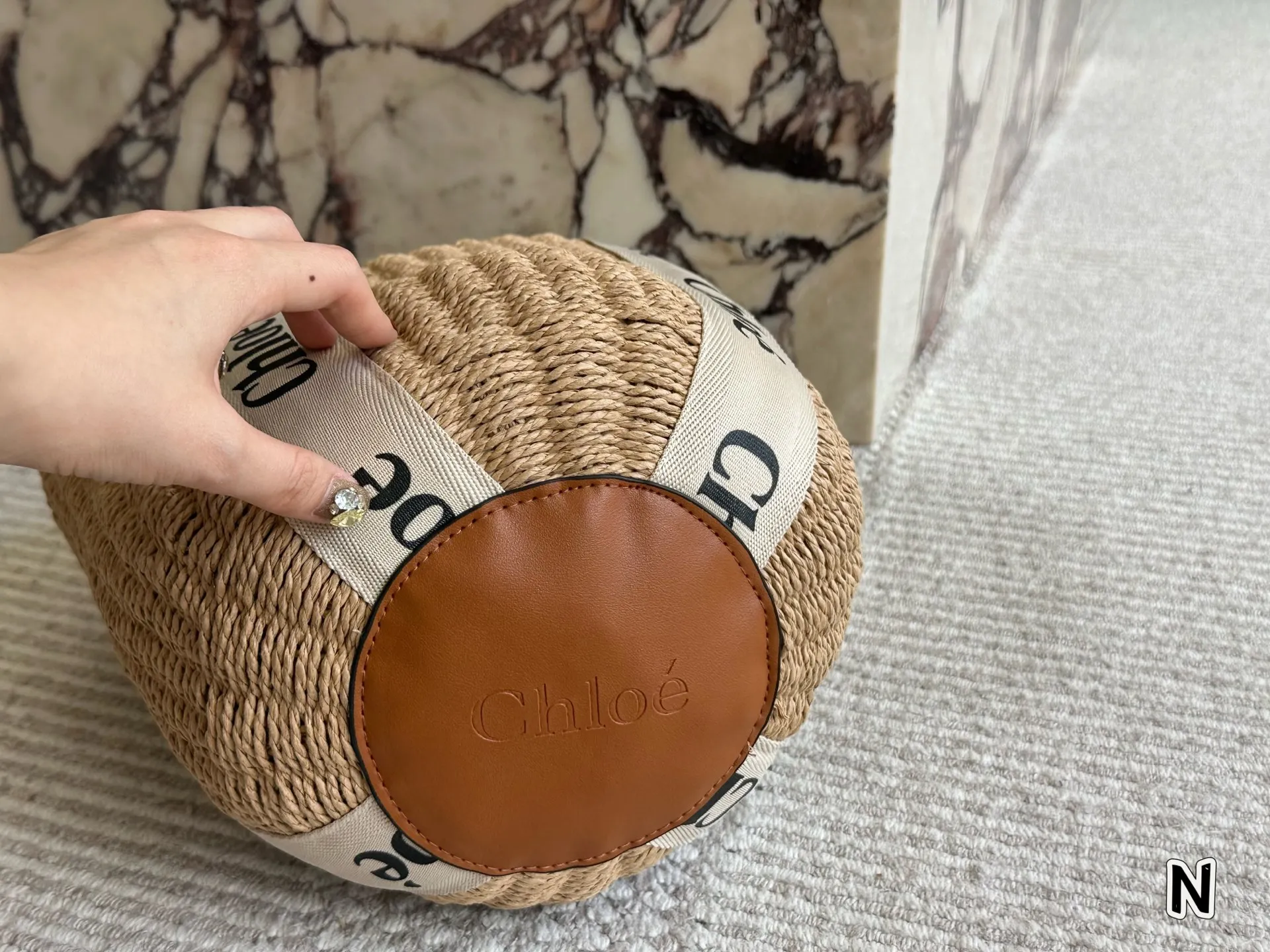 ¥110 chloe这个新款草编包菜篮子 印logo的手提袋和皮肩带还有草编的组合真的好清爽炒适合海边,是属于夏天的包没错啦而且到目前为止没有跟任何人撞过包国 容量很大,可以放两部手机,还有一些女孩子补妆的东西,实用满分了,被路人夸好看是对它最大的赞美吧 夏天的样子 背起来吧 姐妹们 尺寸 25cm