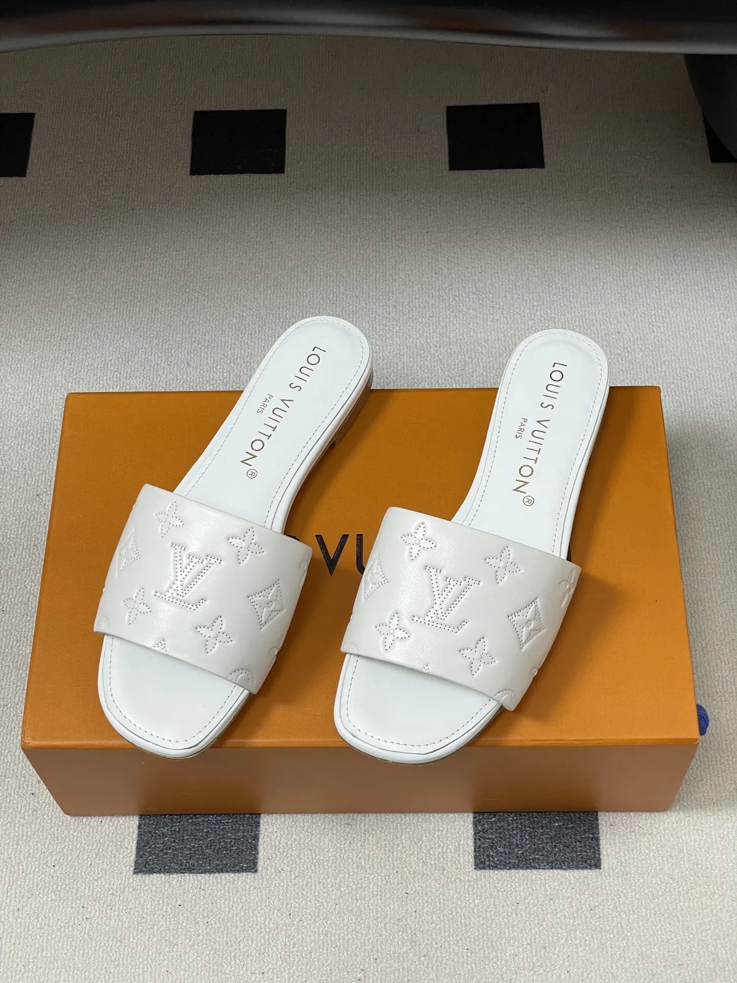 p260- 26Ss春夏新款Louis vuiteeon 路易威登LV 6AM凉拖鞋小猫跟拖鞋字母压印一字带平底拖鞋 本款6AM凉拖取材粒面牛皮革,以饰压印筑LV字母和Monogram花卉,令宽幅鞋面闪烁金属莹泽。妩媚小猫跟和柔软皮革外底完善整体。 鞋面:牛皮 内里垫脚:羊皮 鞋底:意大利真皮大底 跟高:平底/5.5cm 码数:35-39(40.41.42定做不退换)