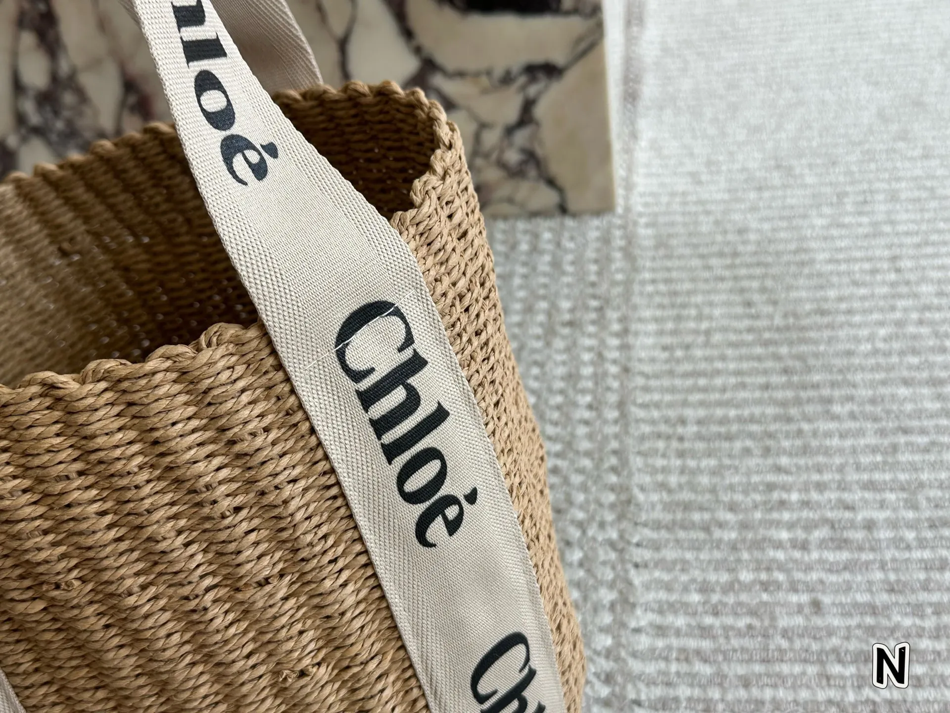 &yen;110 chloe这个新款草编包菜篮子 印logo的手提袋和皮肩带还有草编的组合真的好清爽炒适合海边，是属于夏天的包没错啦而且到目前为止没有跟任何人撞过包国 容量很大，可以放两部手机，还有一些女孩子补妆的东西，实用满分了，被路人夸好看是对它最大的赞美吧 夏天的样子 背起来吧 姐妹们 尺寸 25cm