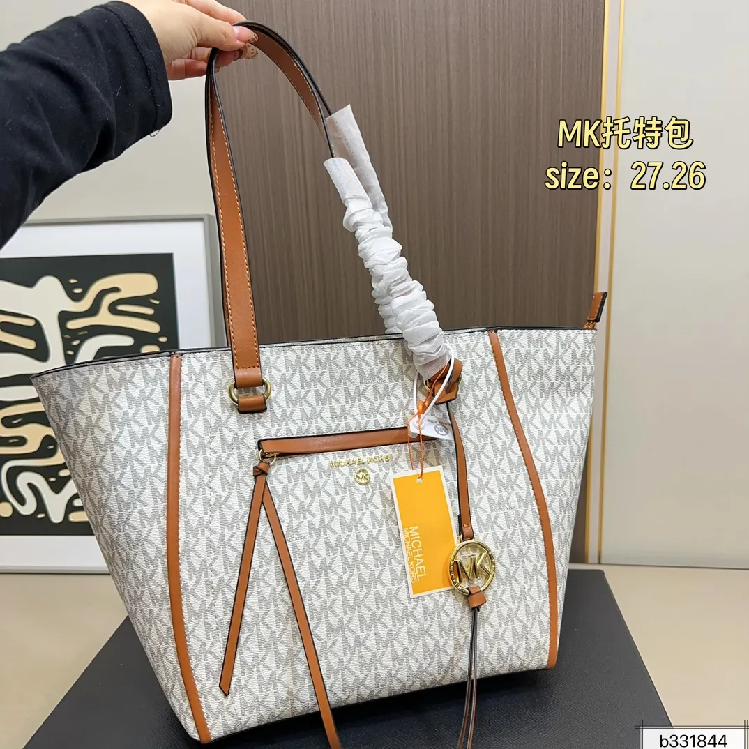 💰160 配盒⚠️尺寸27.26 MK tote托特包 很好打理还耐磨！ 经典大方，显得整个人气质upup🔝 通勤or逛街 背它准没错 怎么搭 都好看，人称神仙包💃