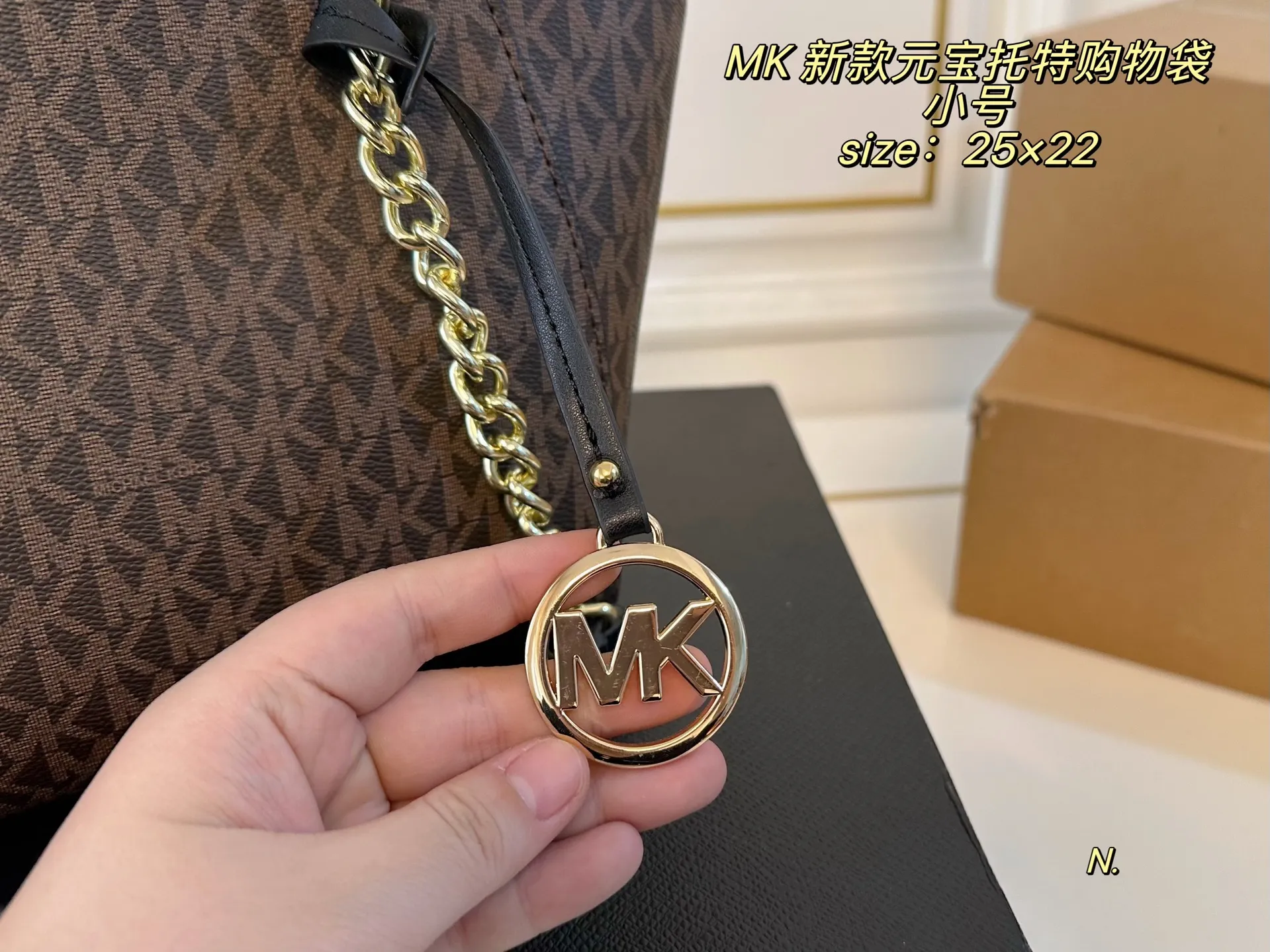 P130 小号(配盒) size:25×22 MK 新款老花元宝托特包购物袋💕 标志性logo印花,🉑️手提斜挎, 拉链开合,实用的大空间设计, 出行、游玩都可以带上它❗️