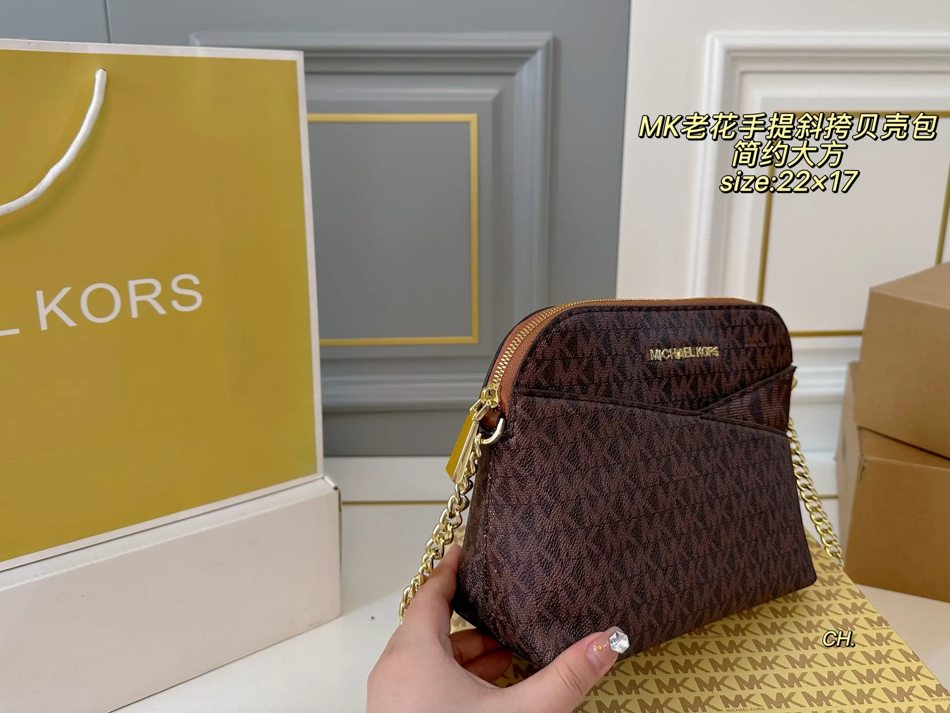 P135(配盒) size:22×17 MK老花手提斜挎贝壳包女包🔥 简约大方,超多颜色🉑️选 高级有质感,轻便实用! 时尚与休闲无缝衔接‼️