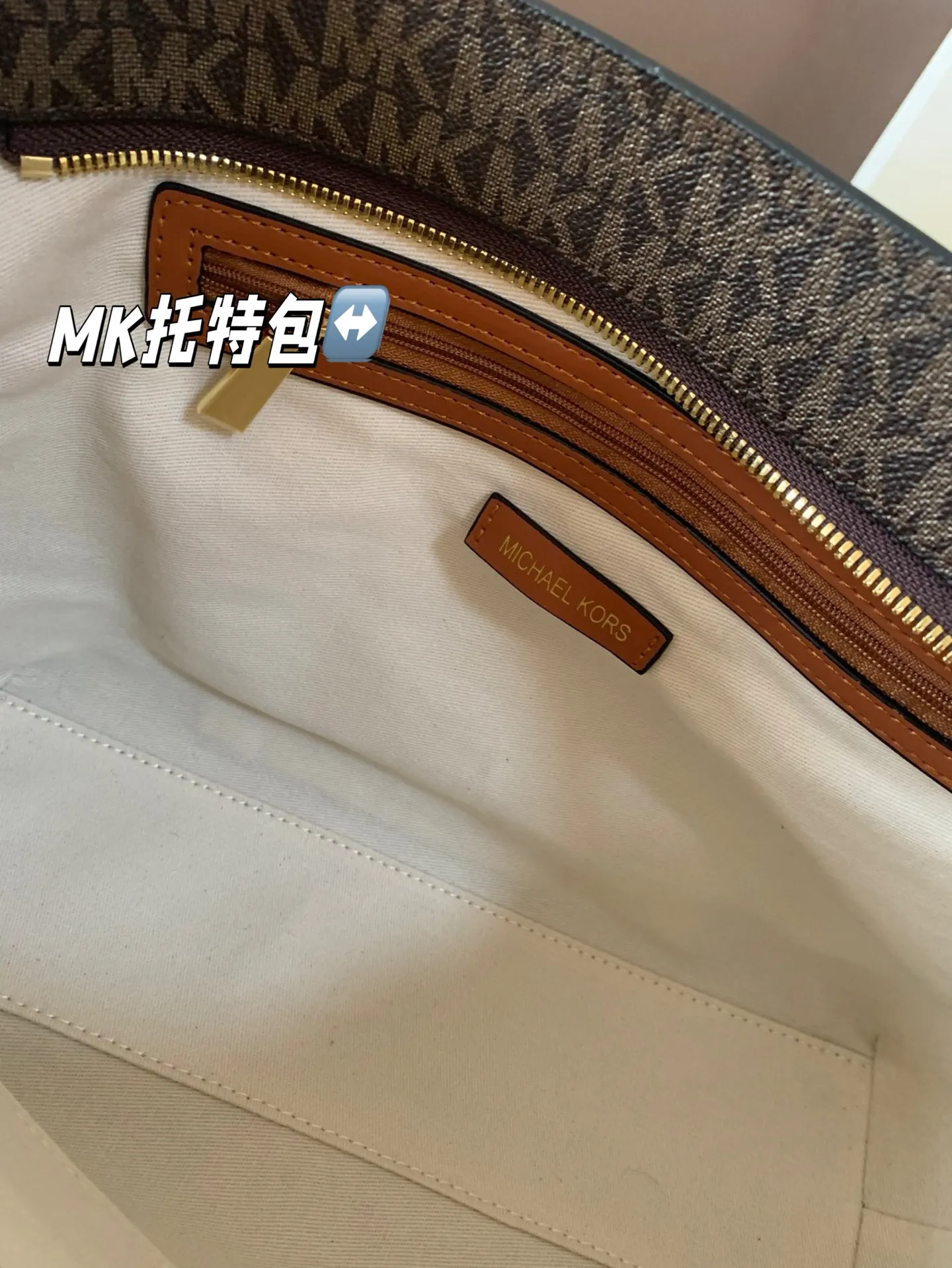 P180 配盒子 MK托特 超适合秋冬背的MK包包 MK万年耐看老花包，托特包 经典爆 的色系包型，完全不会老气!! 经典百搭，日常通勤超适合，颜值和质感都拉满了!绝美的包包配上大空间的容量 尺寸：30*24