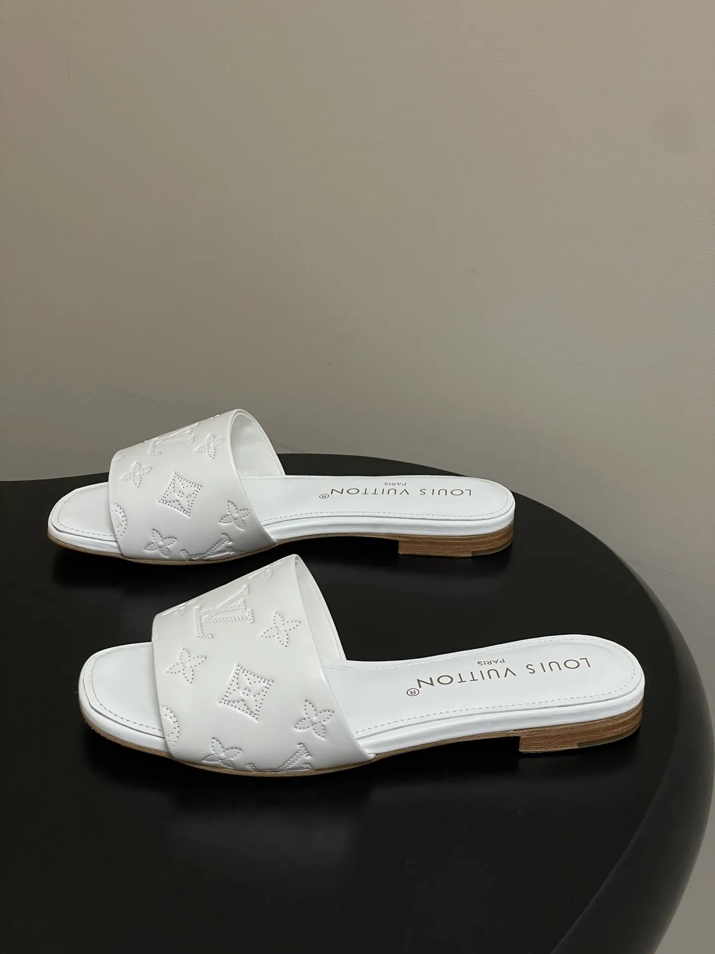 p260- 26Ss春夏新款Louis vuiteeon 路易威登LV 6AM凉拖鞋小猫跟拖鞋字母压印一字带平底拖鞋 本款6AM凉拖取材粒面牛皮革，以饰压印筑LV字母和Monogram花卉，令宽幅鞋面闪烁金属莹泽。妩媚小猫跟和柔软皮革外底完善整体。 鞋面：牛皮 内里垫脚：羊皮 鞋底：意大利真皮大底 跟高：平底/5.5cm 码数：35-39（40.41.42定做不退换）