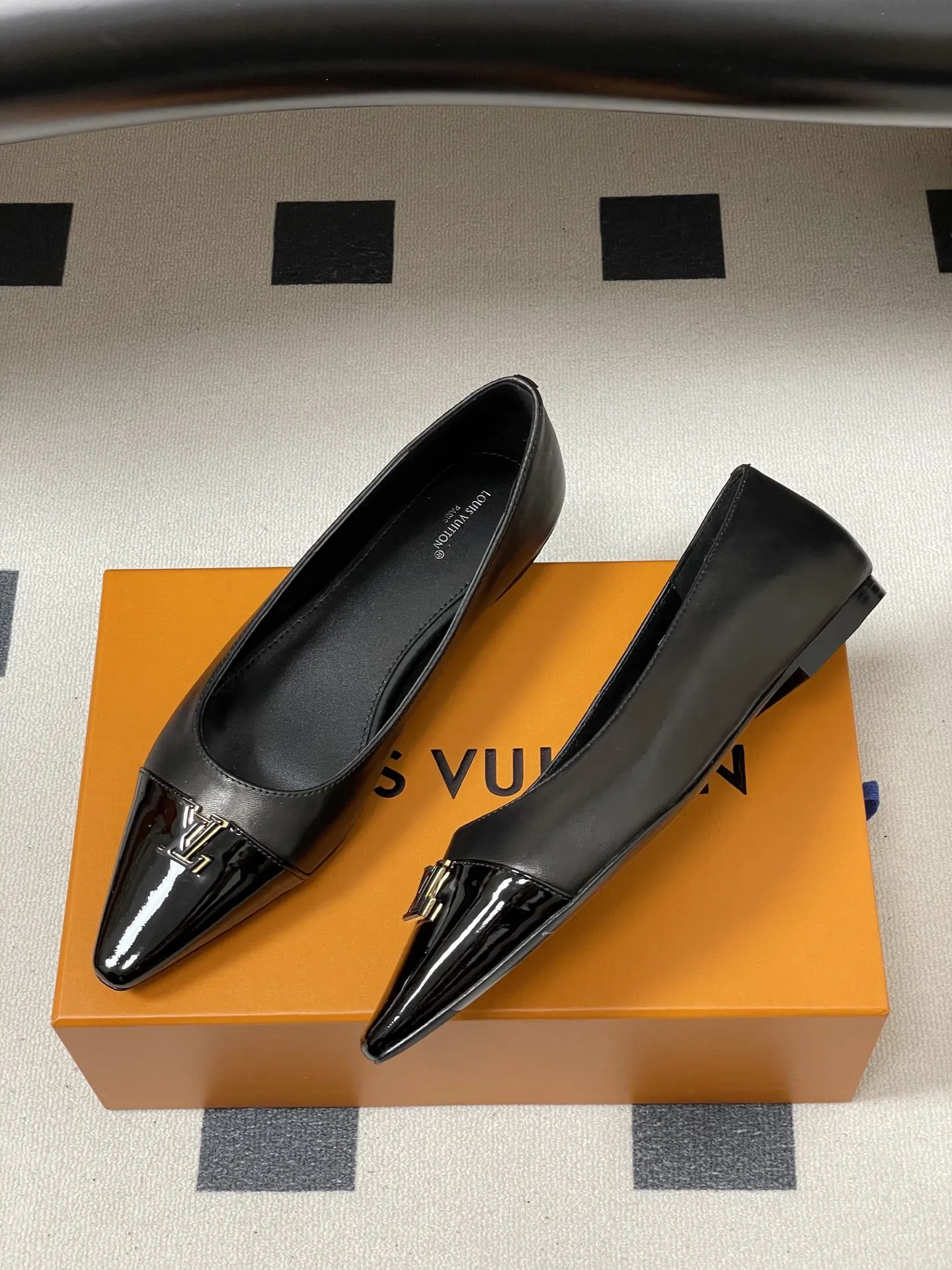 p290- 26ss春夏新款 LOUIS VUITTON 路易威登 LV 拼色高跟鞋系列经典字母V扣细跟浅口单鞋/平底芭蕾舞鞋 LV尖头单鞋,漆皮材质+经典Logo,简约优雅又超有辨识度!尖头设计拉长腿部线条,裸色百搭,通勤、职场、约会都能轻松驾驭。平底结构,舒适好走,长时间站立也不累。无论配西装裤还是连衣裙,都能轻松切换干练or温柔风格,是职场女生和时尚达人的必备单品! 鞋面:定制小牛皮 内里垫脚:羊皮 鞋底:意大利真皮大底(原版开模注塑前掌) 跟高:9.5cm/6cm/平底 码数:35-39(40.41定做不退换)