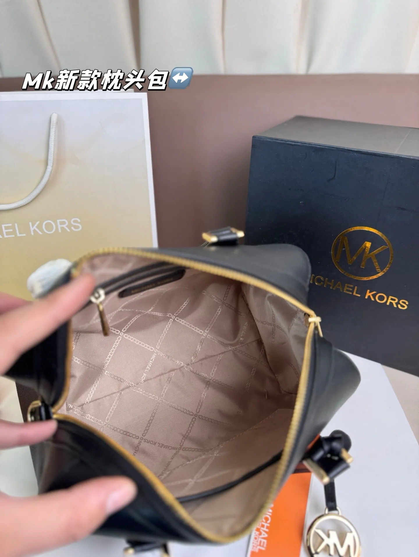 P165 Mk新款 Mercer 枕头包,官网同步 ,很可爱的一款包 手提斜挎多用款 尽显优雅品味。尺寸25*18