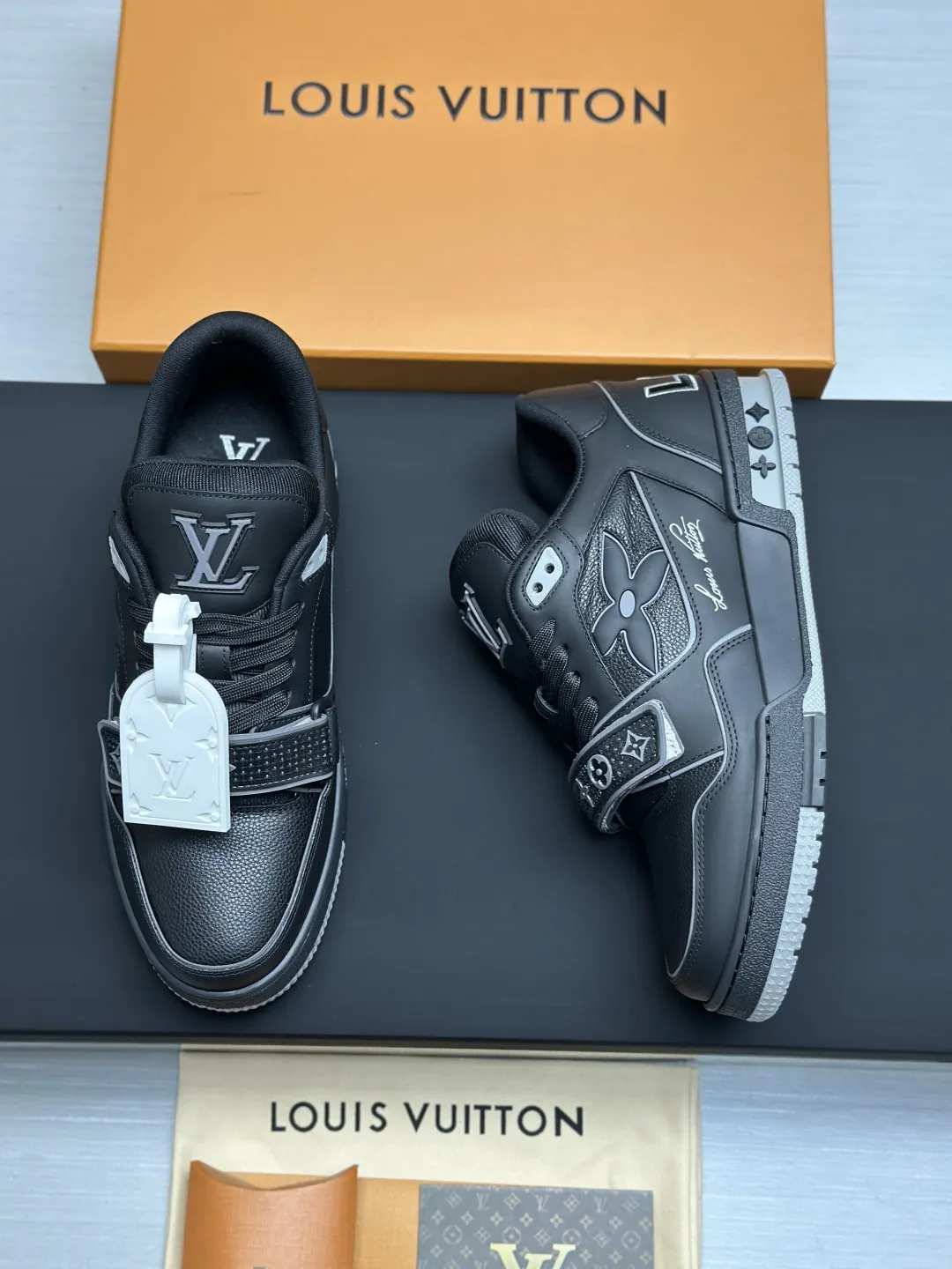 工厂直销&yen;300💰顶级版本 LV-路易威登-经典走秀新款 空胶工艺&middot;原版1：1开发复刻！！上脚非常舒适 奢侈用料，做工精细，中底印有欧洲制造英文字母 鞋面由意大利进口小牛皮拼接，侧边饰有品牌LOGO标志及签名，最新乳胶垫脚➕网布内里，脚感超舒适。原厂特供原版双色TPU组合大底。套包工艺 固特异缝合锁边 面料:独家定制头层牛皮 配件:独家私模Vuitton 标识， 内里:定制丝滑网里-头层丝绸牛皮内里 大底:TPU组合大底耐磨防滑防黄 垫脚:新款乳胶垫-网纱吸汗 专柜工艺:全电脑针车拉线 鞋头 后套 冷热定型 全套拉帮套楦中低logo花纹 专柜包装 -鞋带 证书 卡片 说明书 合格证 防尘袋 全网最齐包装 女款35-40男款38-46（38/46订做不退换！