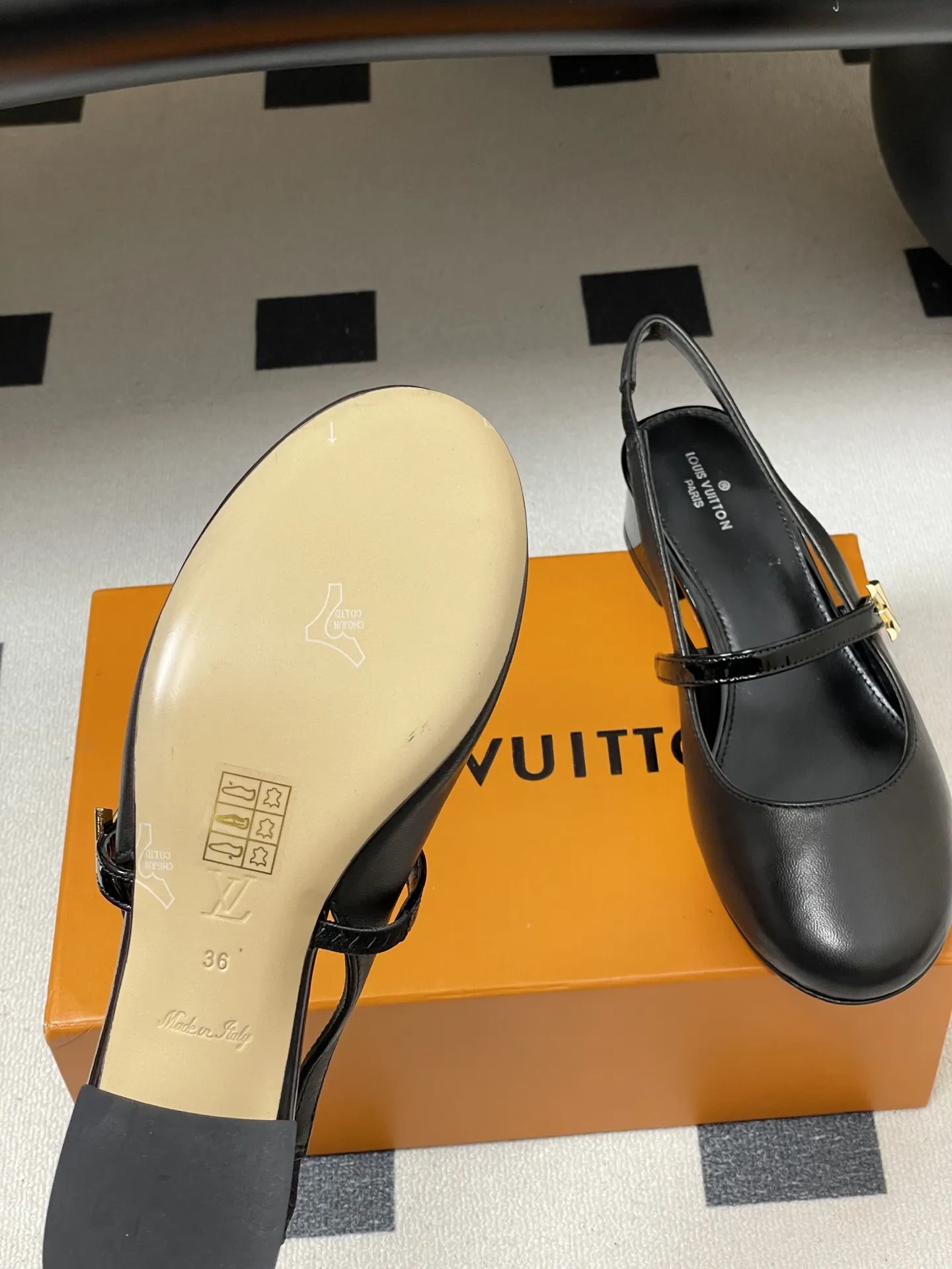 p290- 26ss春夏新款Louis Vuitton LV ROMY高跟鞋系列最 小矮跟后空凉鞋 经典五金金属V扣玛丽珍鞋后空粗跟凉鞋字母标单鞋 本款Romy 高跟鞋取材真皮革,呈现柔软质感和利落外观。圆润鞋头流露柔美气息,弹力后带方便穿脱。漆面皮革包覆平稳方跟和纤细鞋带,后者点缀LV Twist装饰。 可爱的圆头造型搭配LV标志-精致又好看,粗跟脚感特别的好穿舒适。经典百搭单品! 原版开模V型金属跟! 鞋面:小牛皮 内里垫脚:羊皮 鞋底:意大利A级真皮大底 跟高:3.5cm 码数:35-39(40.41定做不退换)