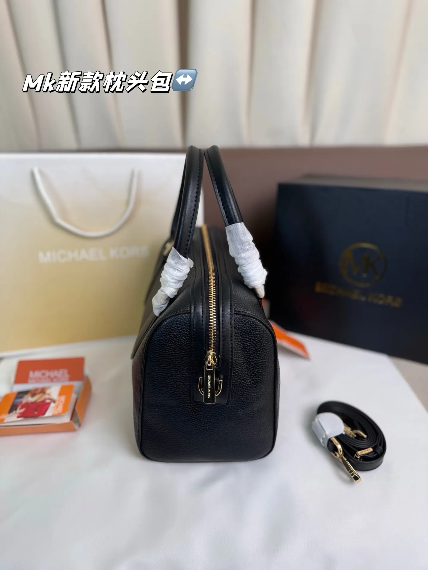 P165 Mk新款 Mercer 枕头包,官网同步 ,很可爱的一款包 手提斜挎多用款 尽显优雅品味。尺寸25*18