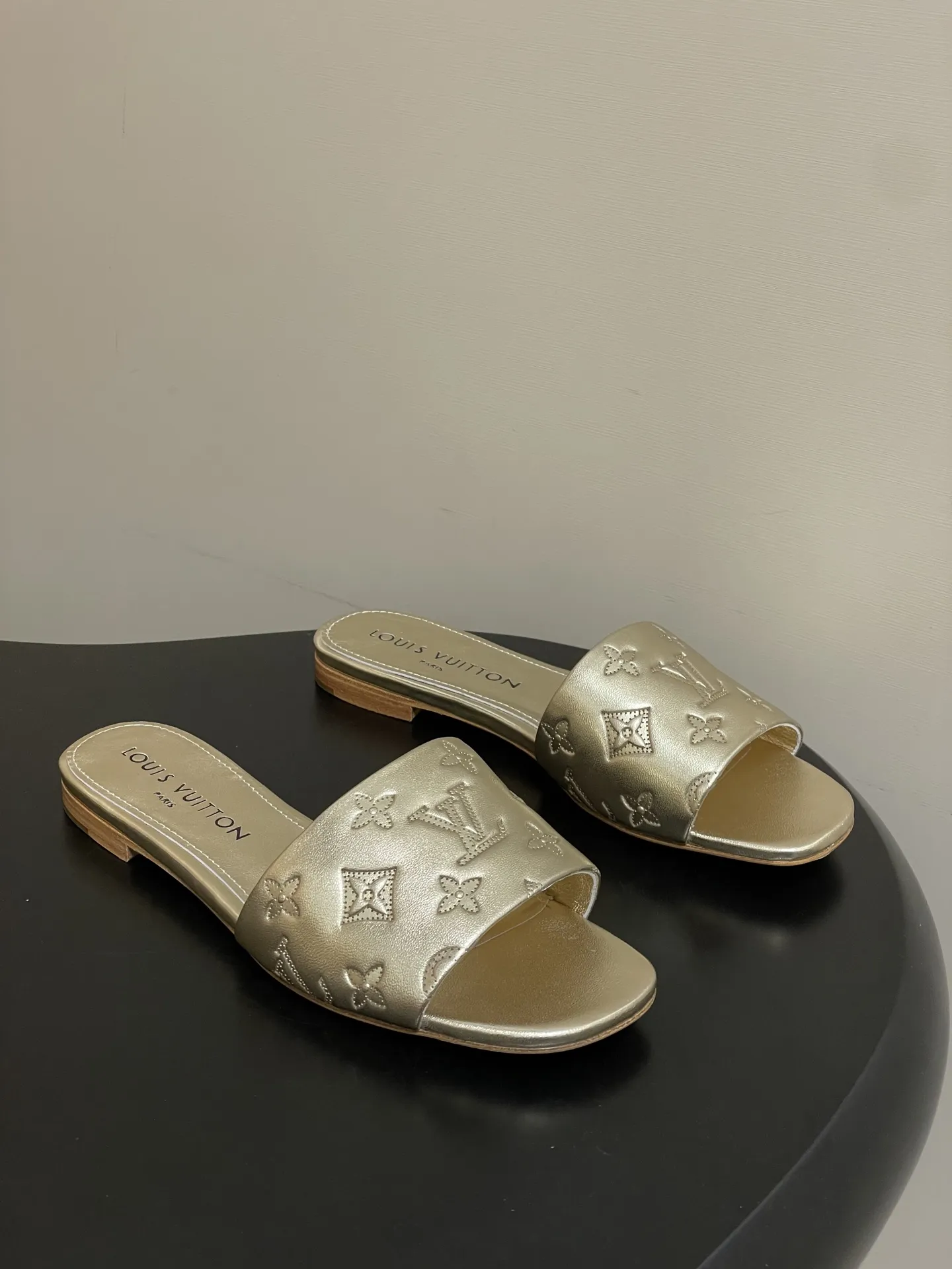 p260- 26Ss春夏新款Louis vuiteeon 路易威登LV 6AM凉拖鞋小猫跟拖鞋字母压印一字带平底拖鞋 本款6AM凉拖取材粒面牛皮革,以饰压印筑LV字母和Monogram花卉,令宽幅鞋面闪烁金属莹泽。妩媚小猫跟和柔软皮革外底完善整体。 鞋面:牛皮 内里垫脚:羊皮 鞋底:意大利真皮大底 跟高:平底/5.5cm 码数:35-39(40.41.42定做不退换)