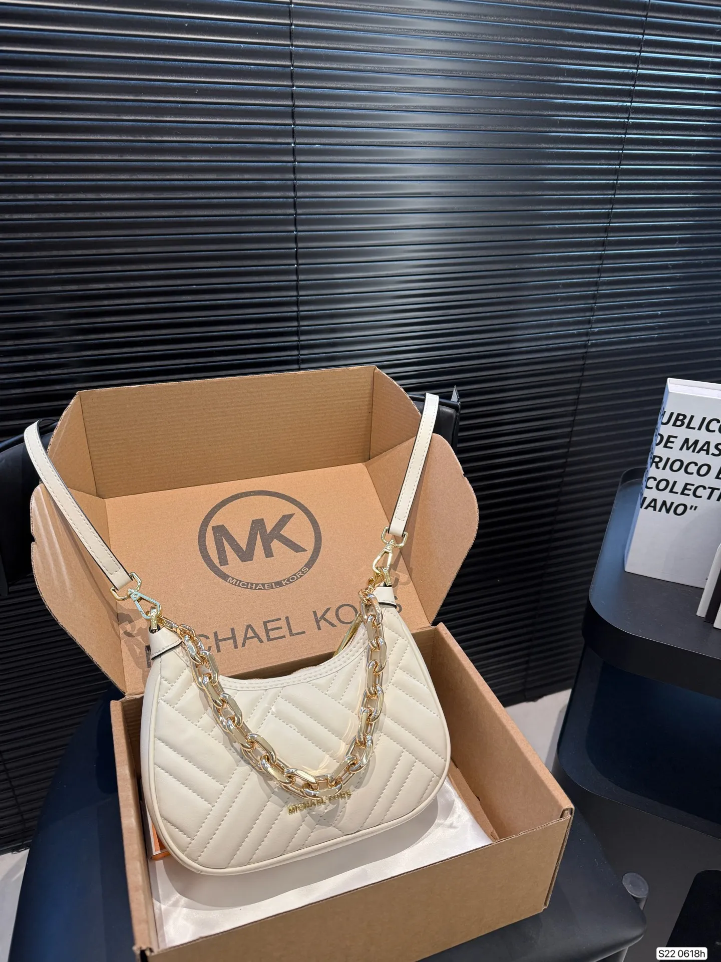 P160 配盒 MK腋下包 简单百搭 颜值高 日常出街首选 潮酷时尚女孩必入款 尺寸：22 12.5 货号0618