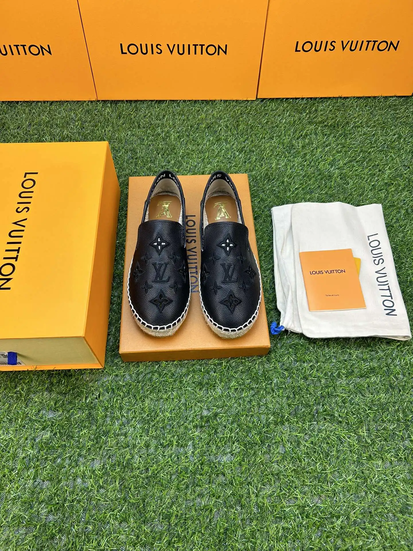 p220💰新品 LV/路易威登23ss春夏新款 、男女同款情侣渔夫鞋 、牛仔布字母渔夫鞋系列， 爆款单鞋，上脚很美。 购入正品原版build。 ⚡️正品级⚡️顶级货版本！ 正品编号：050M 【材质】 1️⃣鞋面采用进口顶级牛仔布鞋面、十分舒适！ 2️⃣水染羊皮内里和垫脚、闪耀夺目、脚感好到爆！ 3⃣️原厂透明橡胶大底。 4️⃣颜色：白色、深蓝。 5️⃣男款：38-45码。 6️⃣女款：34-42码。