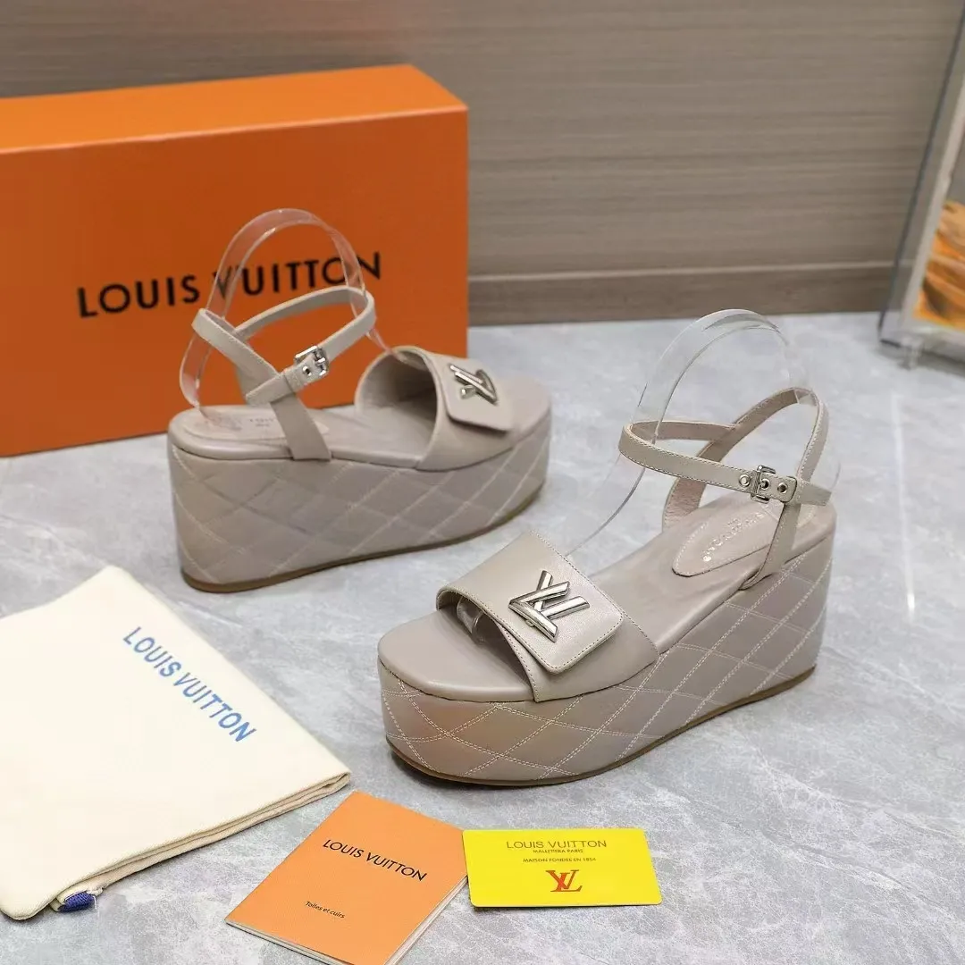 🔥🔥🔥顶级版本260💰💰 💯💯💯Lv最新恨天高 坡跟水台凉鞋 ⚡️2025夏季最新款Louis Vuitton/路易威登女款LV字母高跟凉鞋,此款V家凉鞋背面的Shake开放式臀部设计由进口小牛皮制成,大胆设计的色彩呈现,完美提升其现代线条,以其标志性的V行宽跟和带有品牌字母的精致细节而著称,灵感来自Twist包的标志性开舍,永恒的路易威登签名优雅 2025夏季女神们的夏季必备款, 原版复刻,脚感超舒适。尽显女王气质 鞋面:进口小牛软皮+LV字母装饰, 内里:进口羊皮 垫脚:进口羊皮垫脚, 大底:原版开模TPR大底 跟高:9CM 标准码:35-42(41 42码订做 不退不换) 配原版抽屉盒