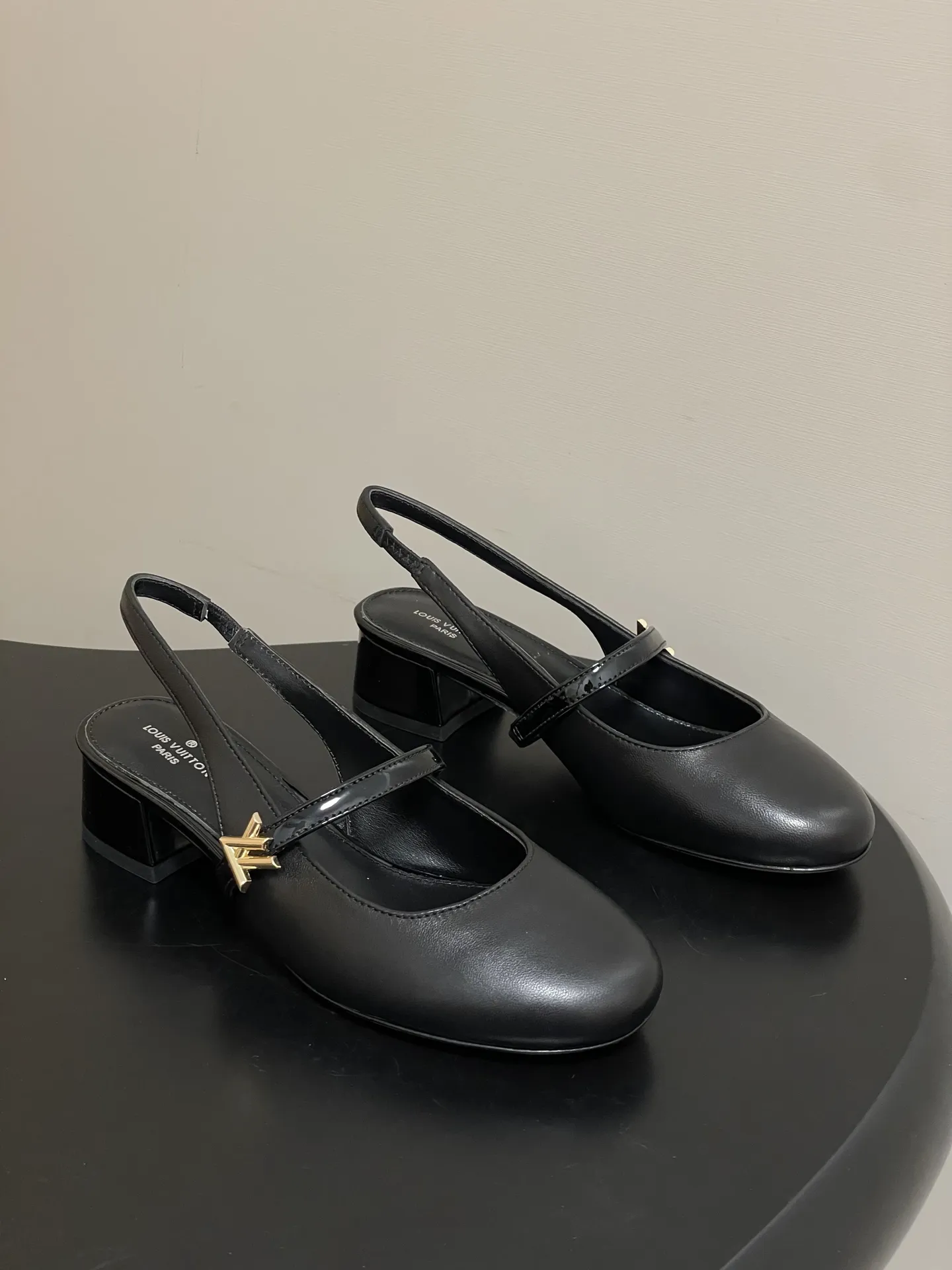 p290- 26ss春夏新款Louis Vuitton LV ROMY高跟鞋系列最 小矮跟后空凉鞋 经典五金金属V扣玛丽珍鞋后空粗跟凉鞋字母标单鞋 本款Romy 高跟鞋取材真皮革,呈现柔软质感和利落外观。圆润鞋头流露柔美气息,弹力后带方便穿脱。漆面皮革包覆平稳方跟和纤细鞋带,后者点缀LV Twist装饰。 可爱的圆头造型搭配LV标志-精致又好看,粗跟脚感特别的好穿舒适。经典百搭单品! 原版开模V型金属跟! 鞋面:小牛皮 内里垫脚:羊皮 鞋底:意大利A级真皮大底 跟高:3.5cm 码数:35-39(40.41定做不退换)