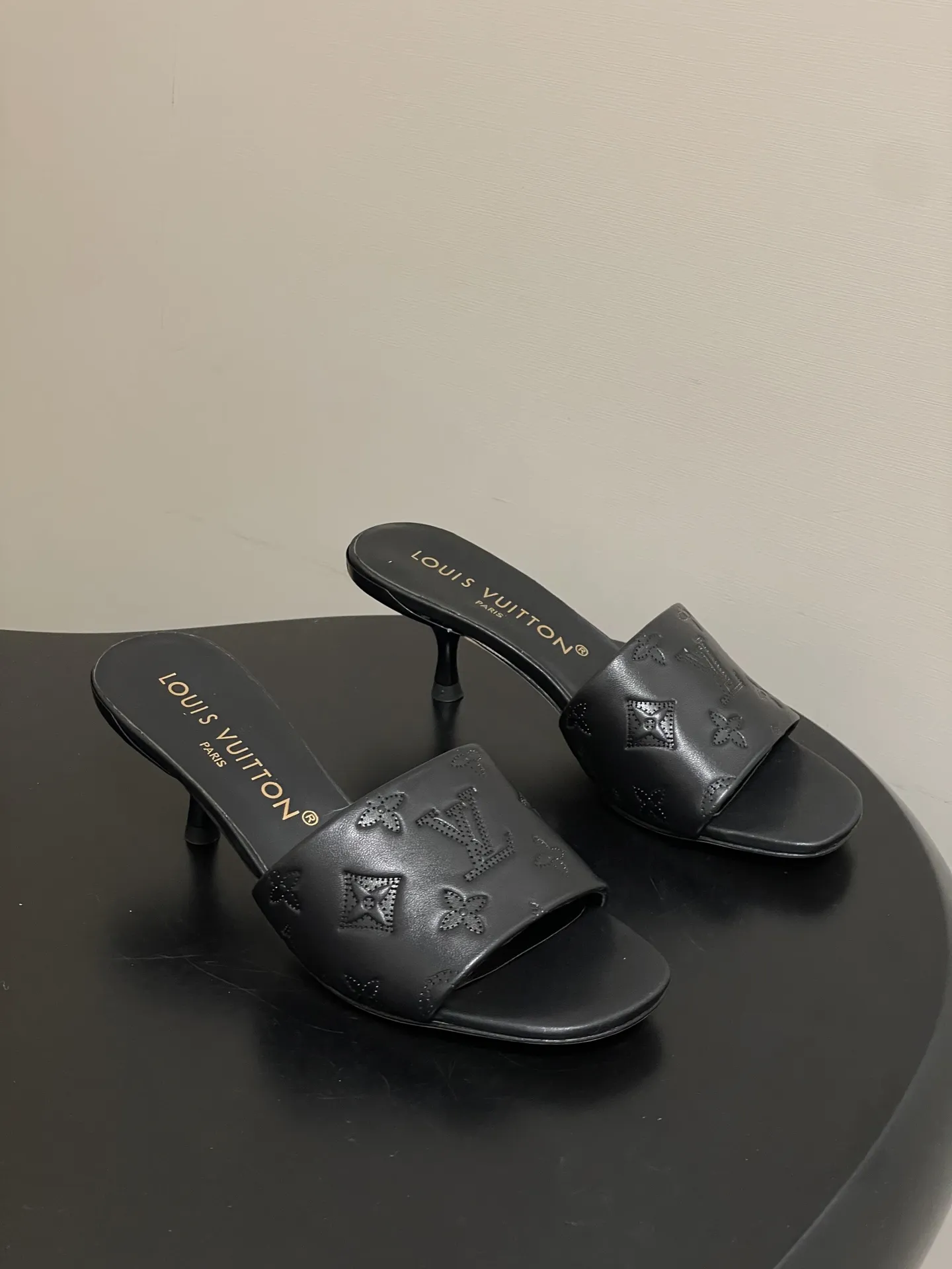 p260- 26Ss春夏新款Louis vuiteeon 路易威登LV 6AM凉拖鞋小猫跟拖鞋字母压印一字带平底拖鞋 本款6AM凉拖取材粒面牛皮革,以饰压印筑LV字母和Monogram花卉,令宽幅鞋面闪烁金属莹泽。妩媚小猫跟和柔软皮革外底完善整体。 鞋面:牛皮 内里垫脚:羊皮 鞋底:意大利真皮大底 跟高:平底/5.5cm 码数:35-39(40.41.42定做不退换)