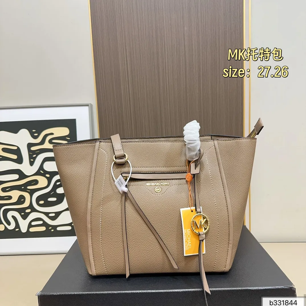 💰160 配盒⚠️尺寸27.26 MK tote托特包 很好打理还耐磨！ 经典大方，显得整个人气质upup🔝 通勤or逛街 背它准没错 怎么搭 都好看，人称神仙包💃